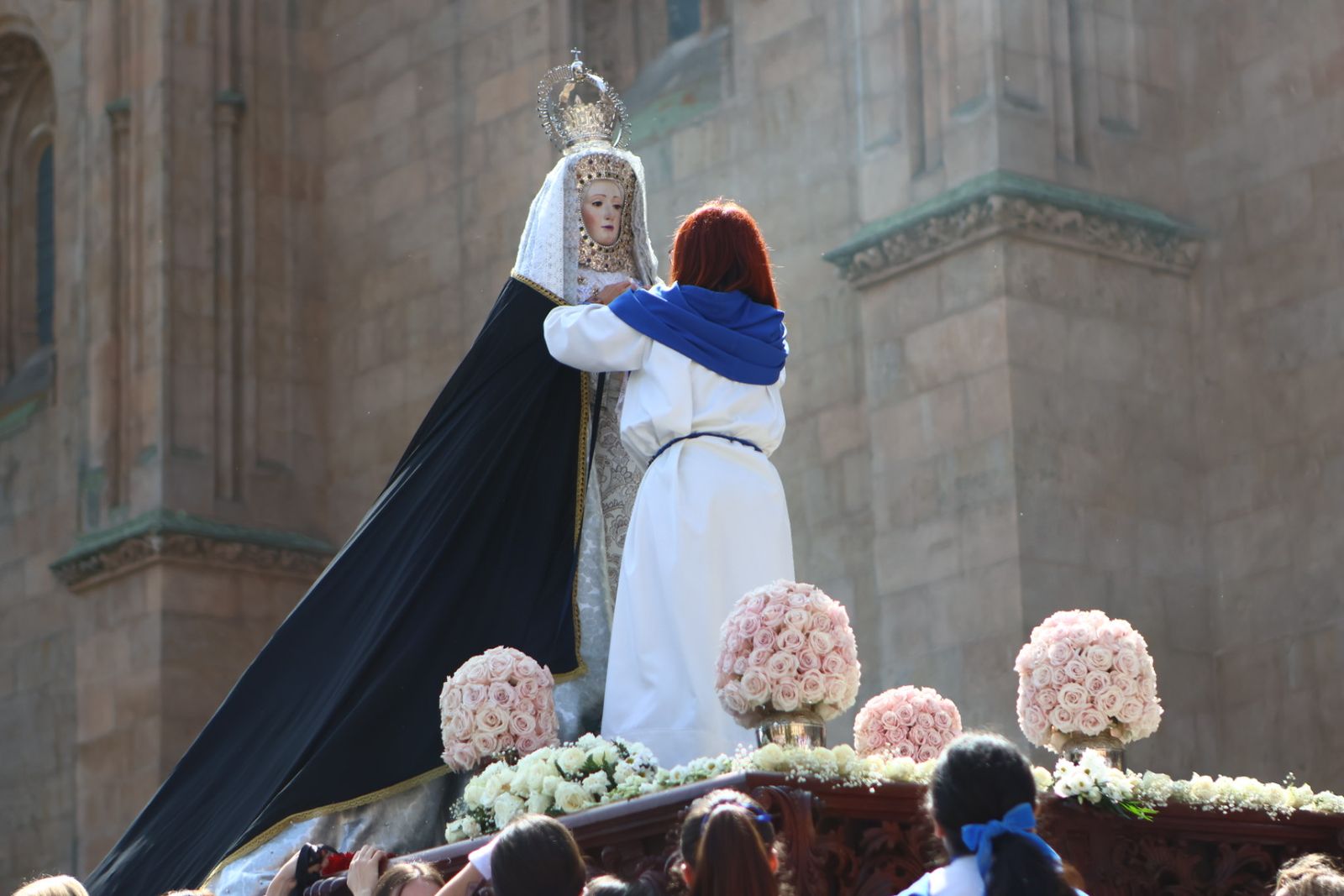 Procesión del encuentro de Nuestra Señora de la Alegría y Jesús Resucitado en el Domingo de Resurrección en Salamanca