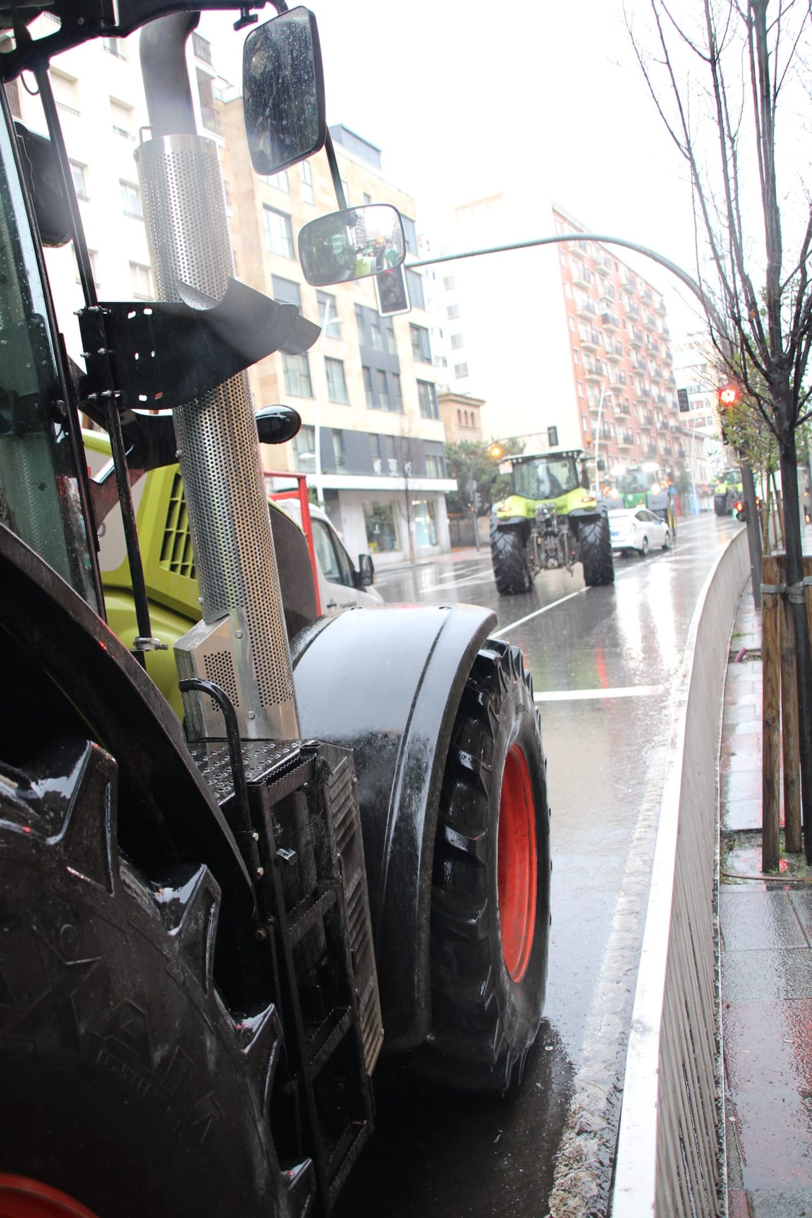 En imágenes la marcha con tractores y vehículos de campo en Salamanca en protesta contra Mercosur