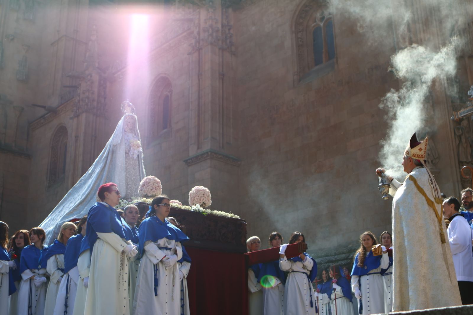 Procesión del encuentro de Nuestra Señora de la Alegría y Jesús Resucitado en el Domingo de Resurrección en Salamanca