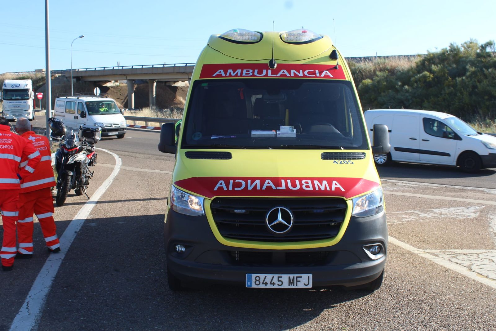 Ambulancia en una intervención en la carretera de Aldeatejada. Foto de archivo