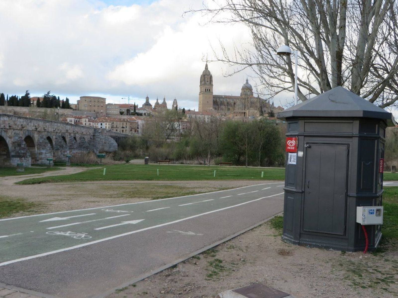 Quiosco junto al Puente Romano de Salamanca | Ciudadanos por la Defensa del Patrimonio