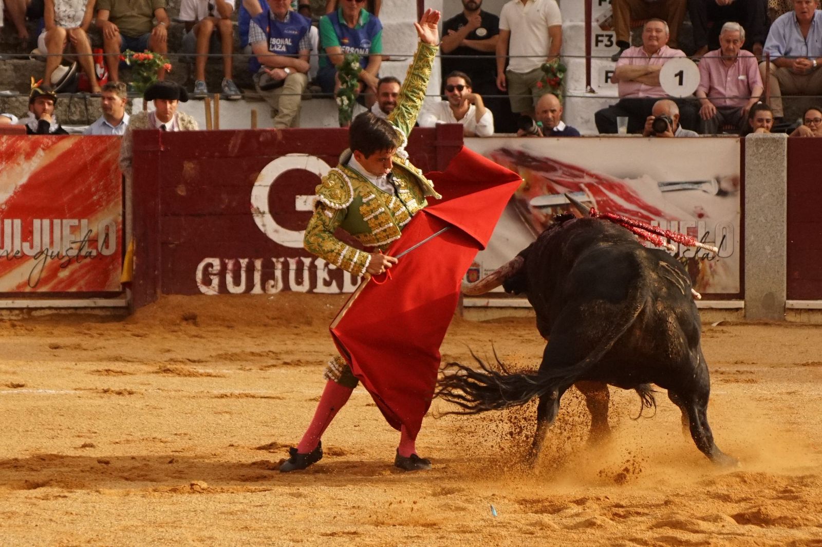 Javier Castaño se despide de Guijuelo y Damián Castaño, su hermano, e Ismael Martín salen a hombros en Guijuelo