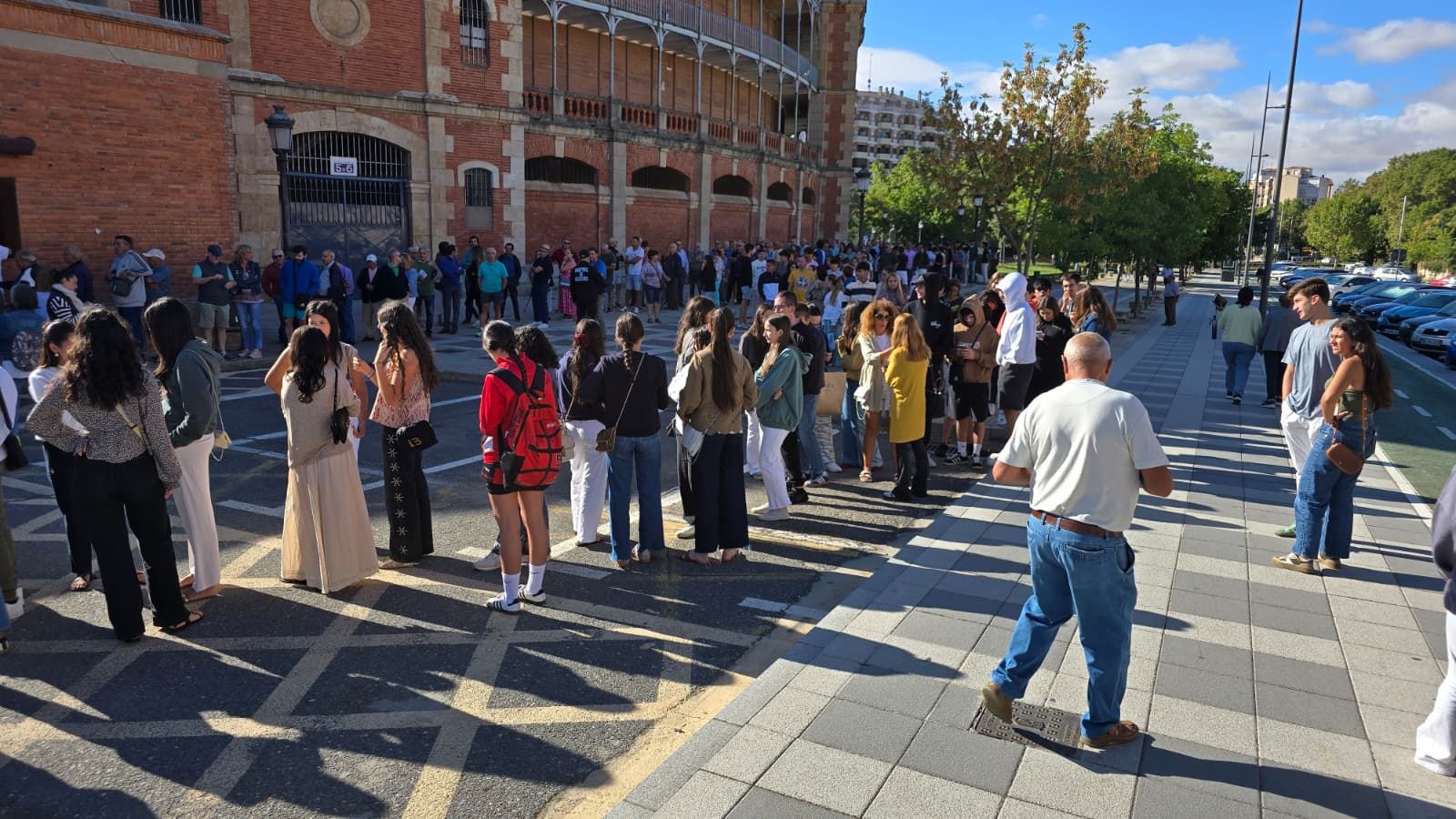 Colas en el día de apertura de renovación de los abonos para los toros (6).jpg