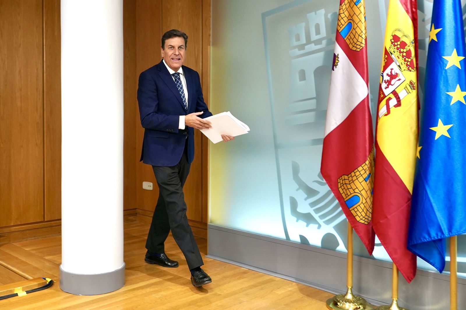 El portavoz de la Junta y consejero de Economía y Hacienda, Carlos Fernández Carriedo, comparece en rueda de prensa posterior al Consejo de Gobierno de la Junta.