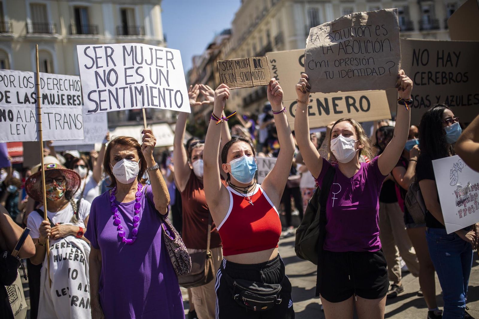 Varias mujeres con carteles, durante una manifestación contra la Ley Trans del Igualdad
