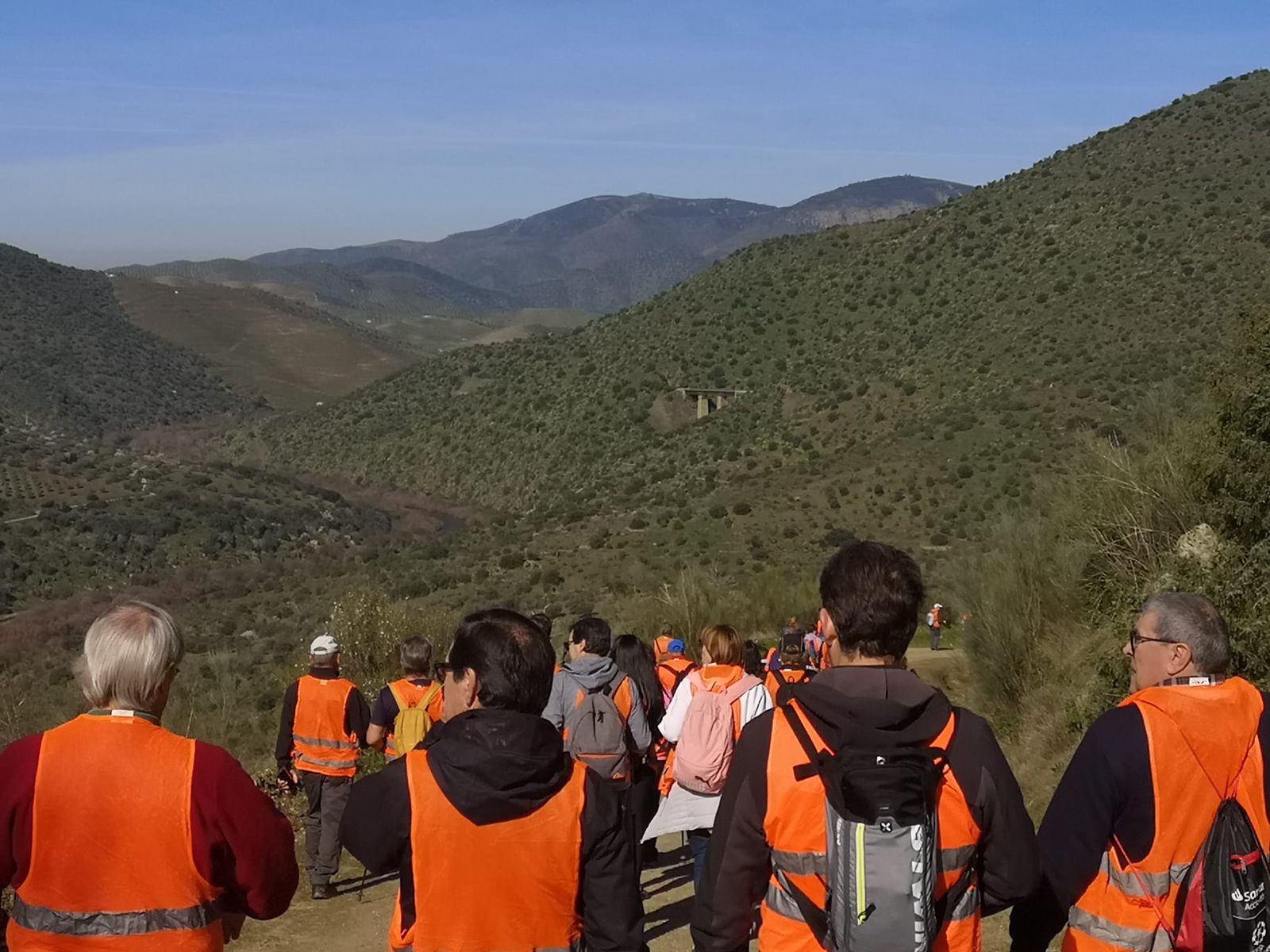 Más de un centenar de senderistas recorren La Fregeneda entre almendros en flor