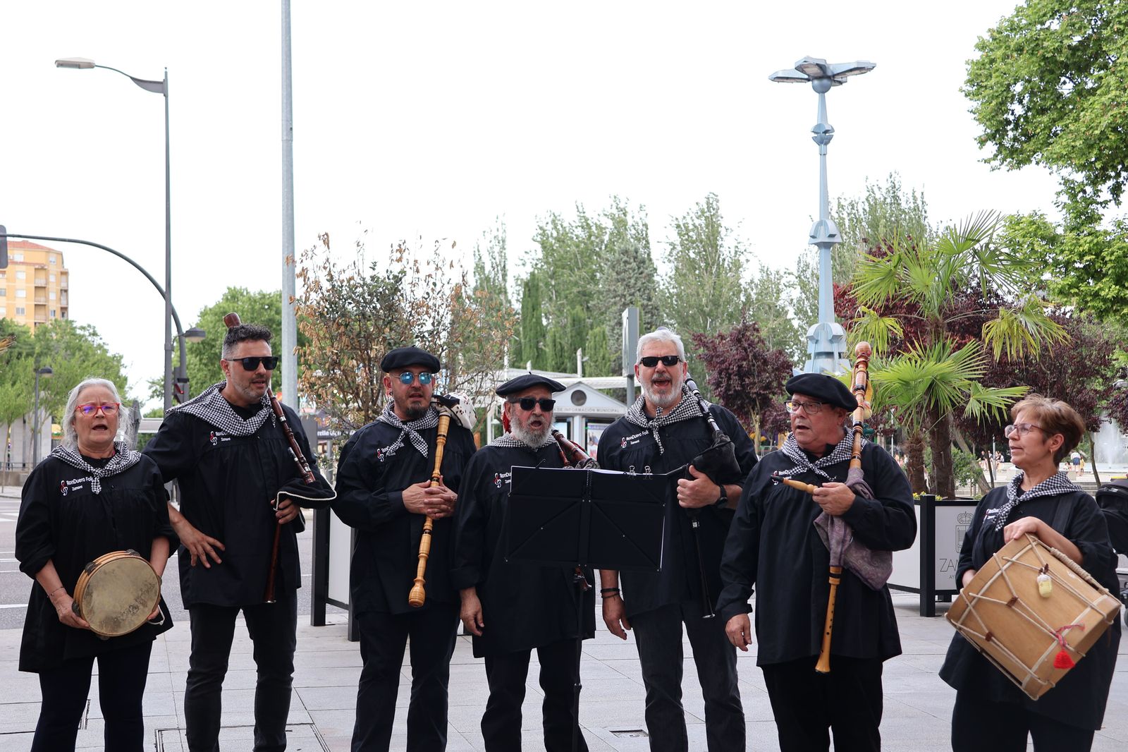 El Grupo Ronduero lleva la tradición a las calles de Zamora bajo un cielo encapotado El Grupo Ronduero lleva la tradición a las calles de Zamora bajo un cielo encapotado