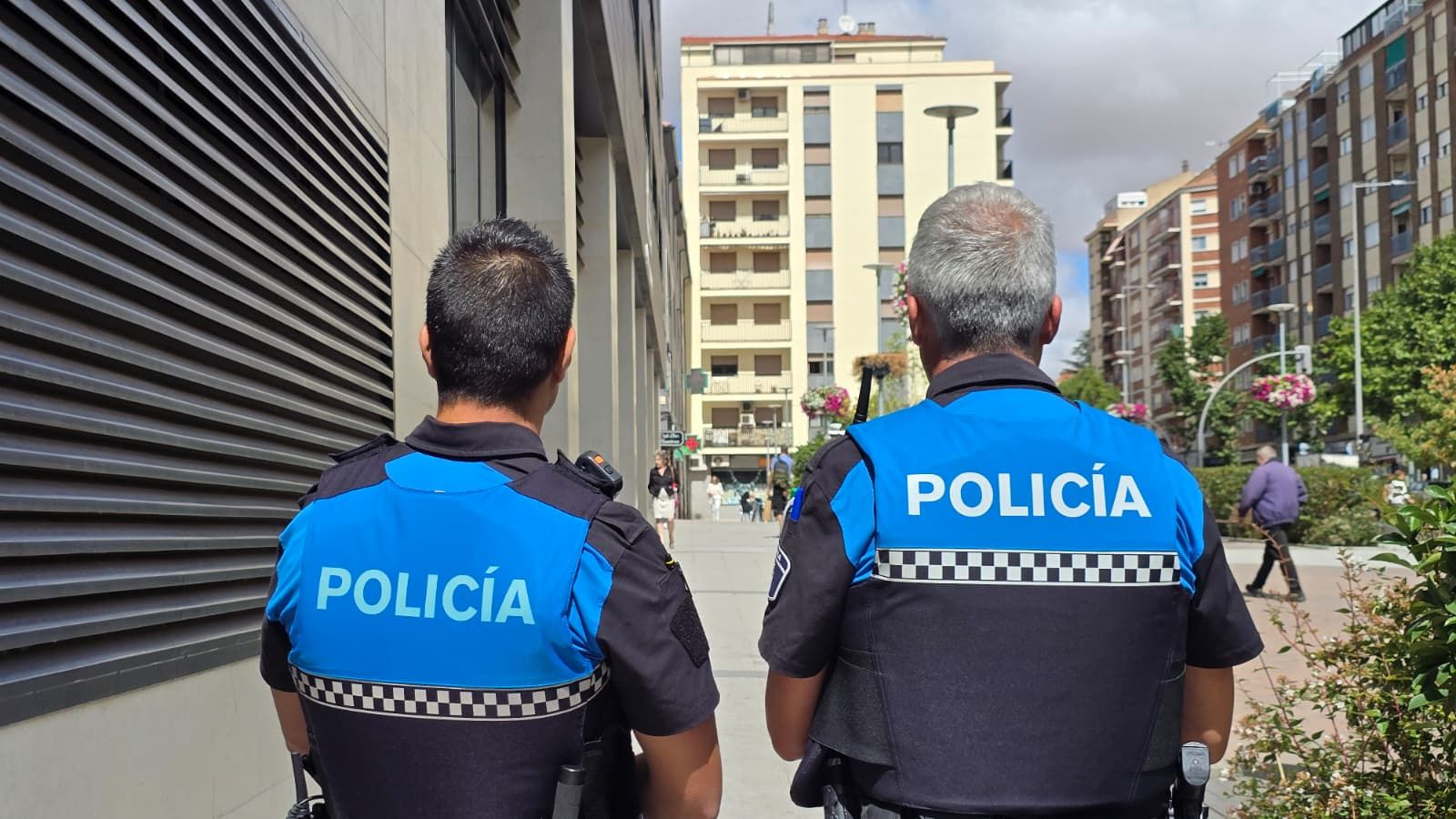 Policía Local de Salamanca junto al Centro Municipal Integrado Victoria Adrados