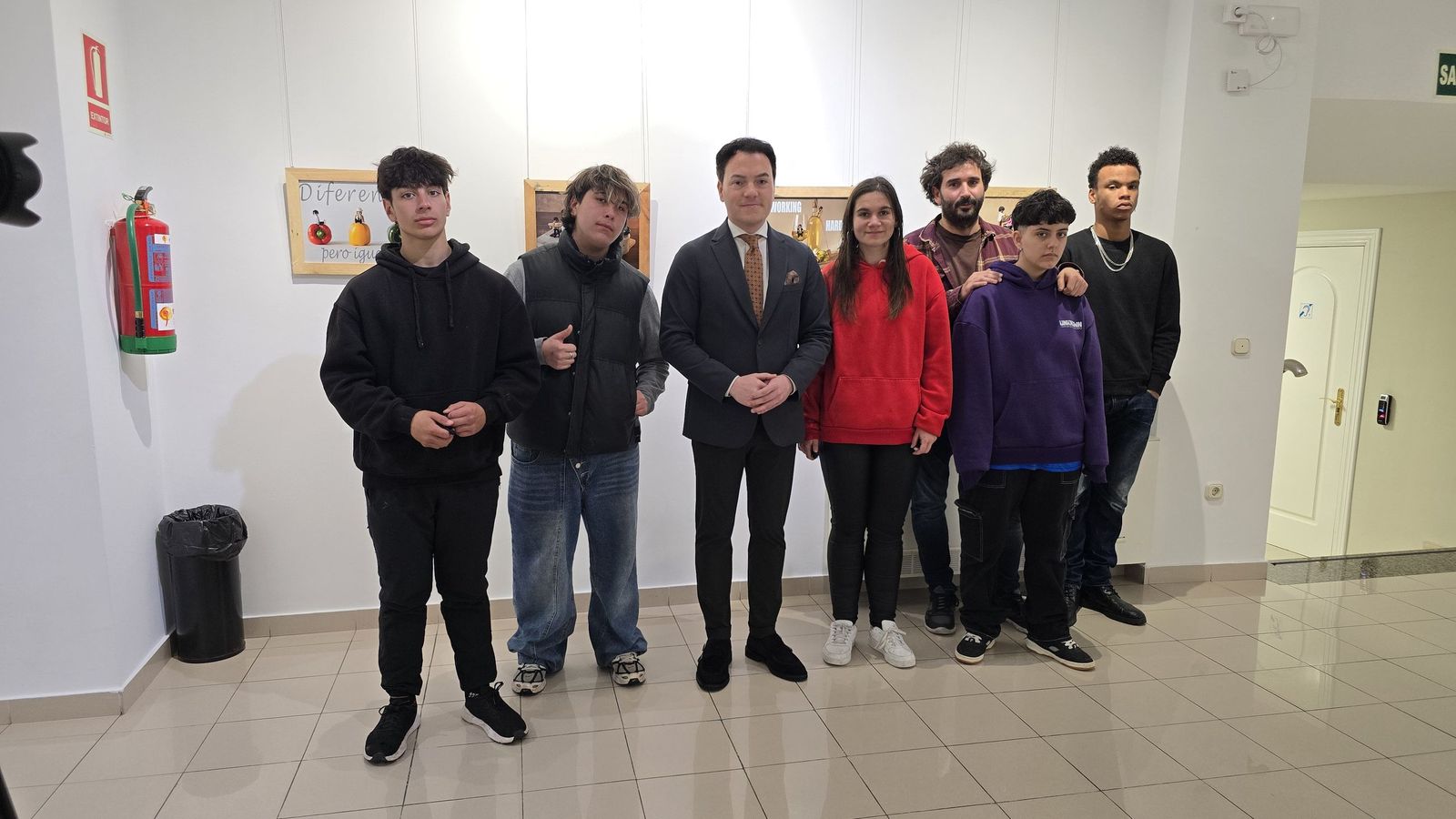 El concejal de Juventud, Pedro Martínez, presenta la exposición ‘Otras Miradas' de Santiago Uno