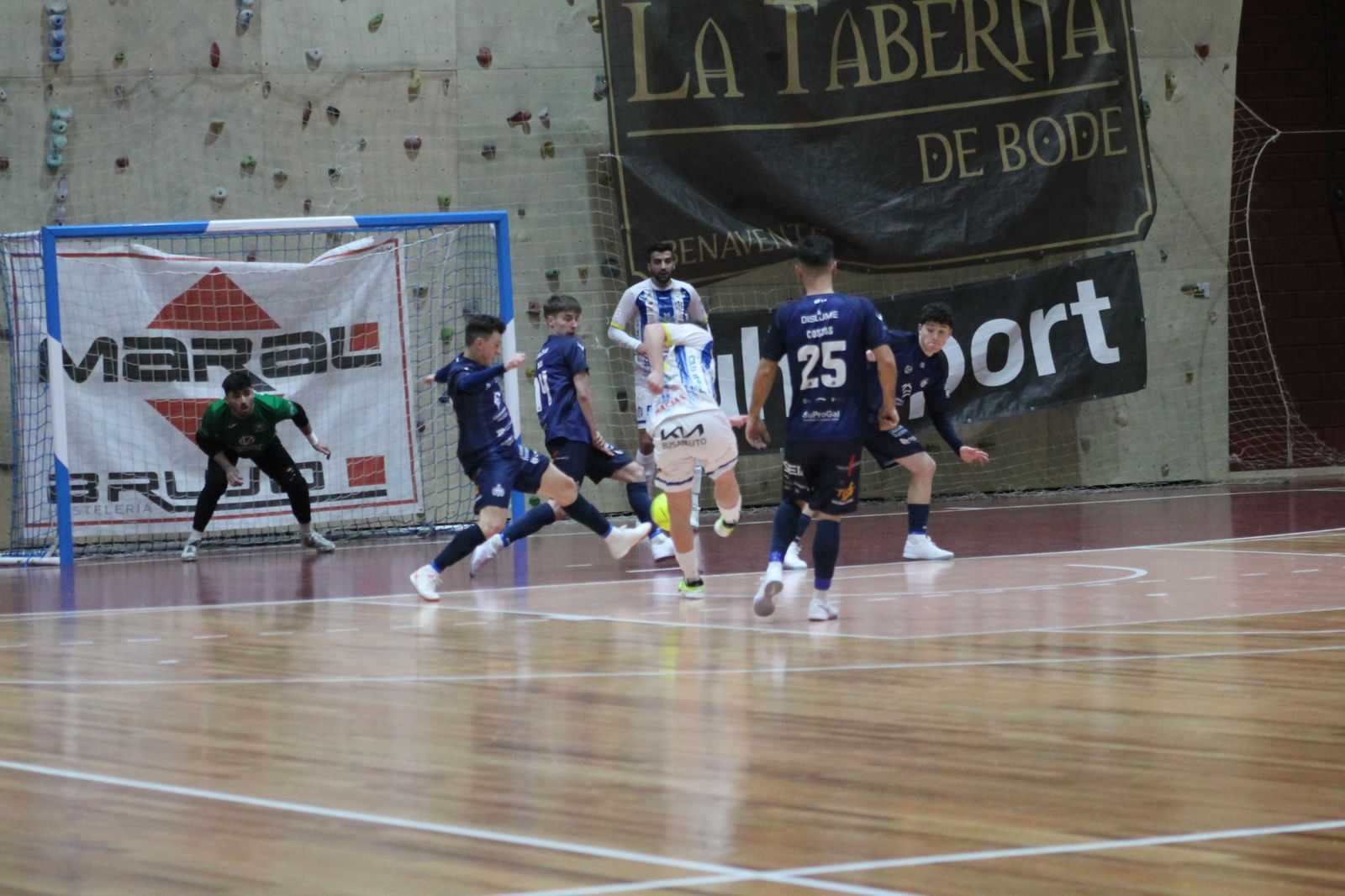 Un partido del Atlético Benavente en La Rosaleda. Temporada anterior.