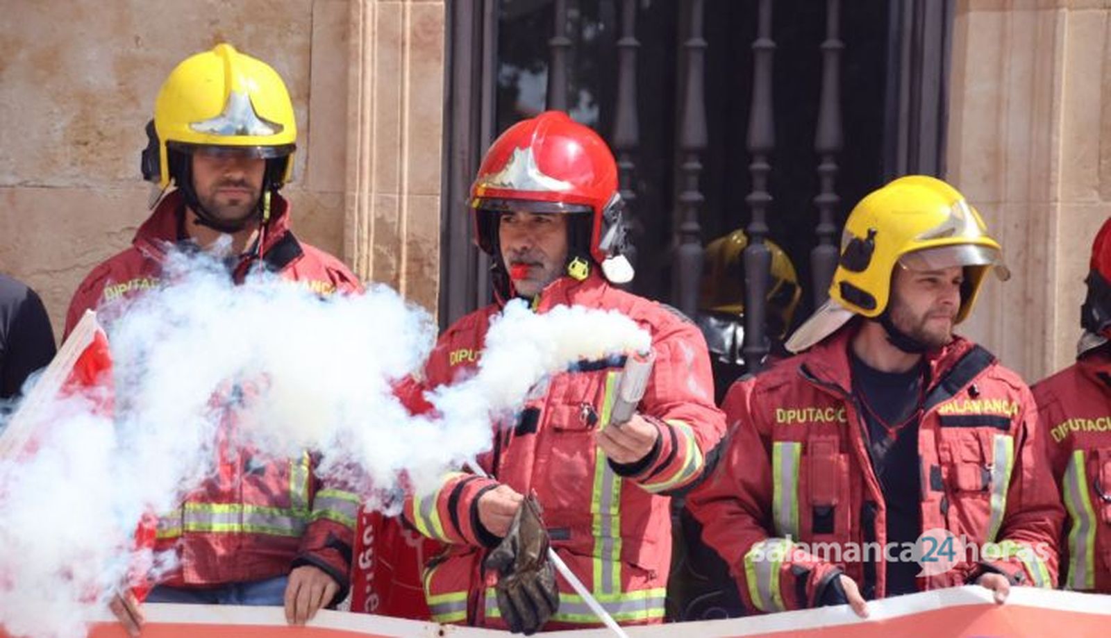 Bomberos de la Diputación se manifiestan en la Plaza Colón 