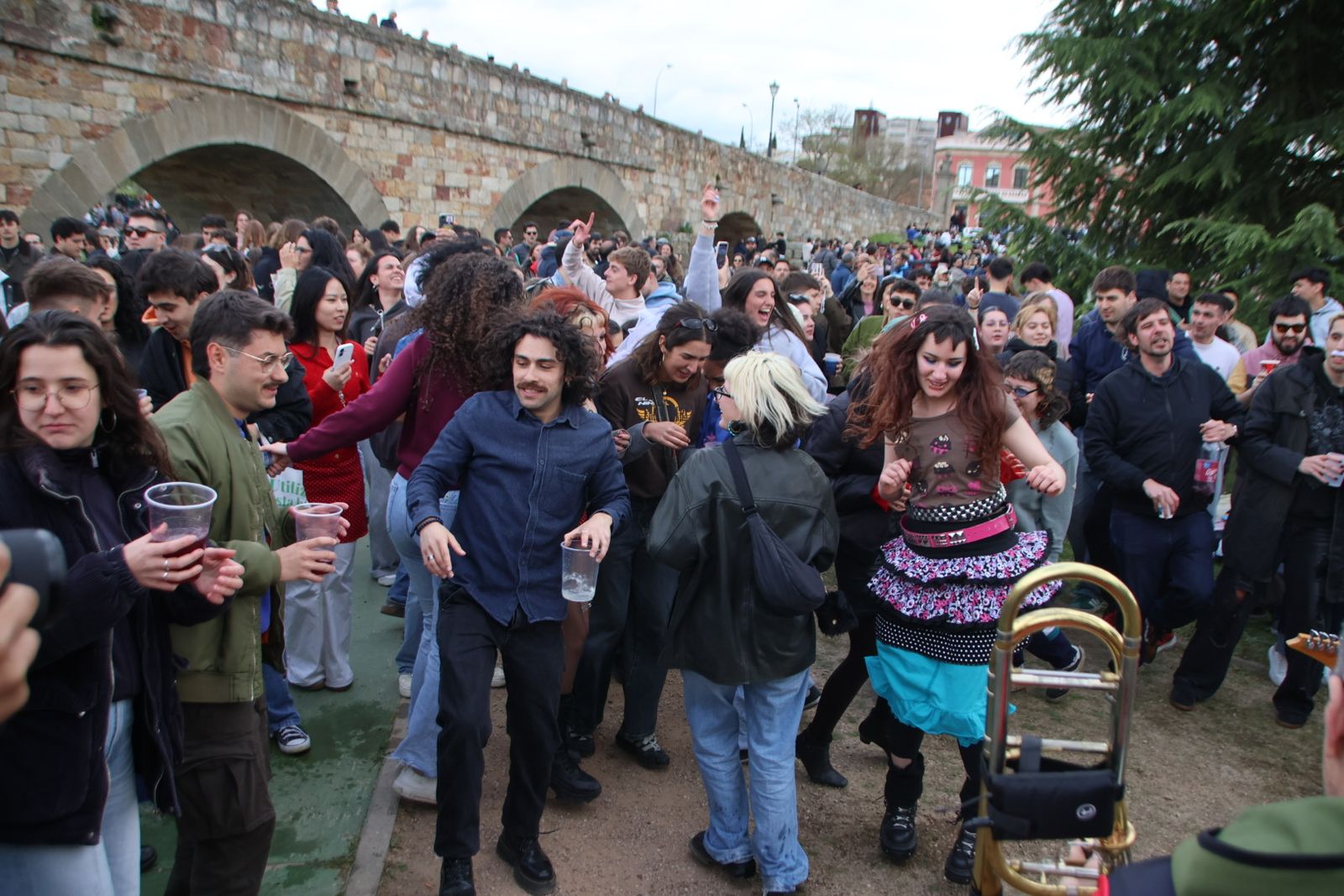Un multitudinario Lunes de Aguas en Salamanca llena la ribera del Tormes