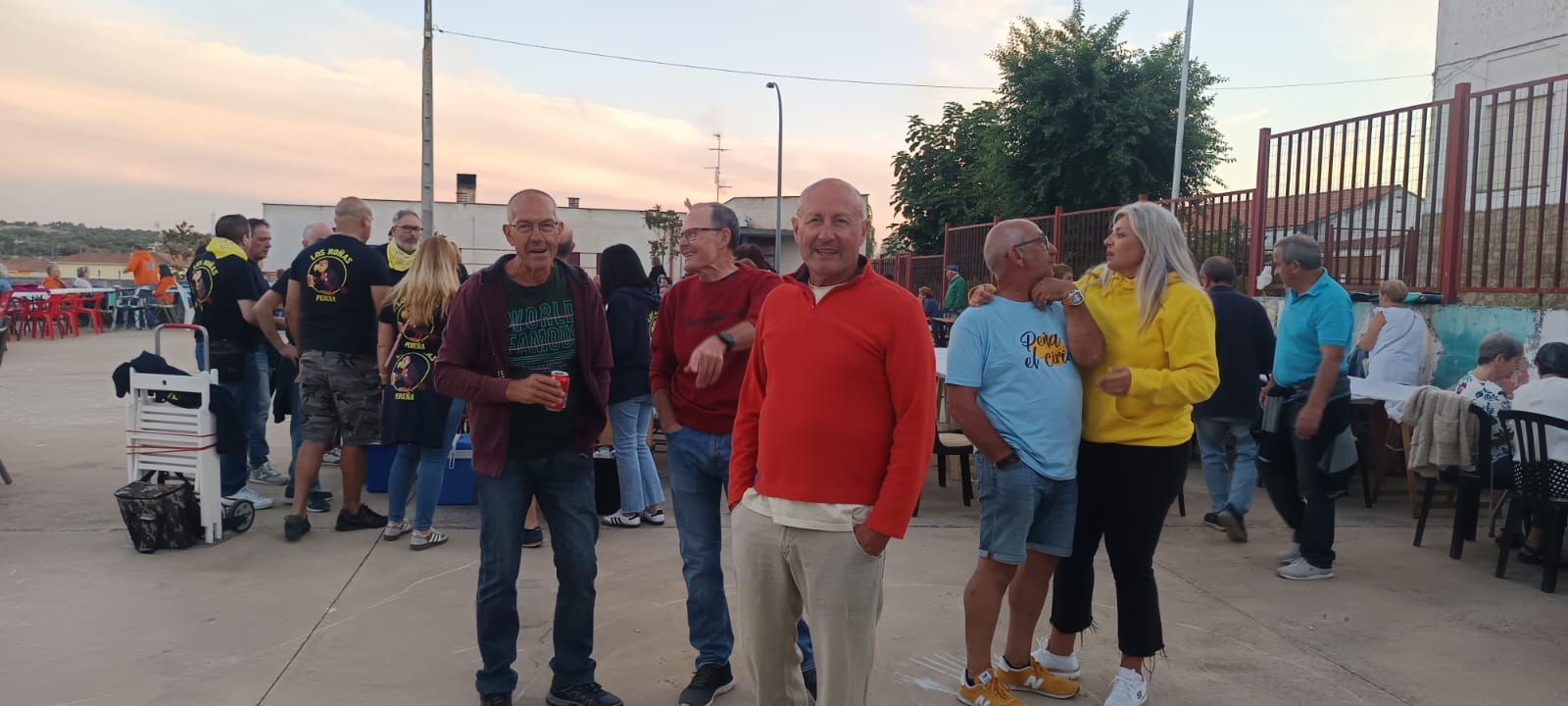 Los vecinos de Pereña de la Ribera se van de cena popular
