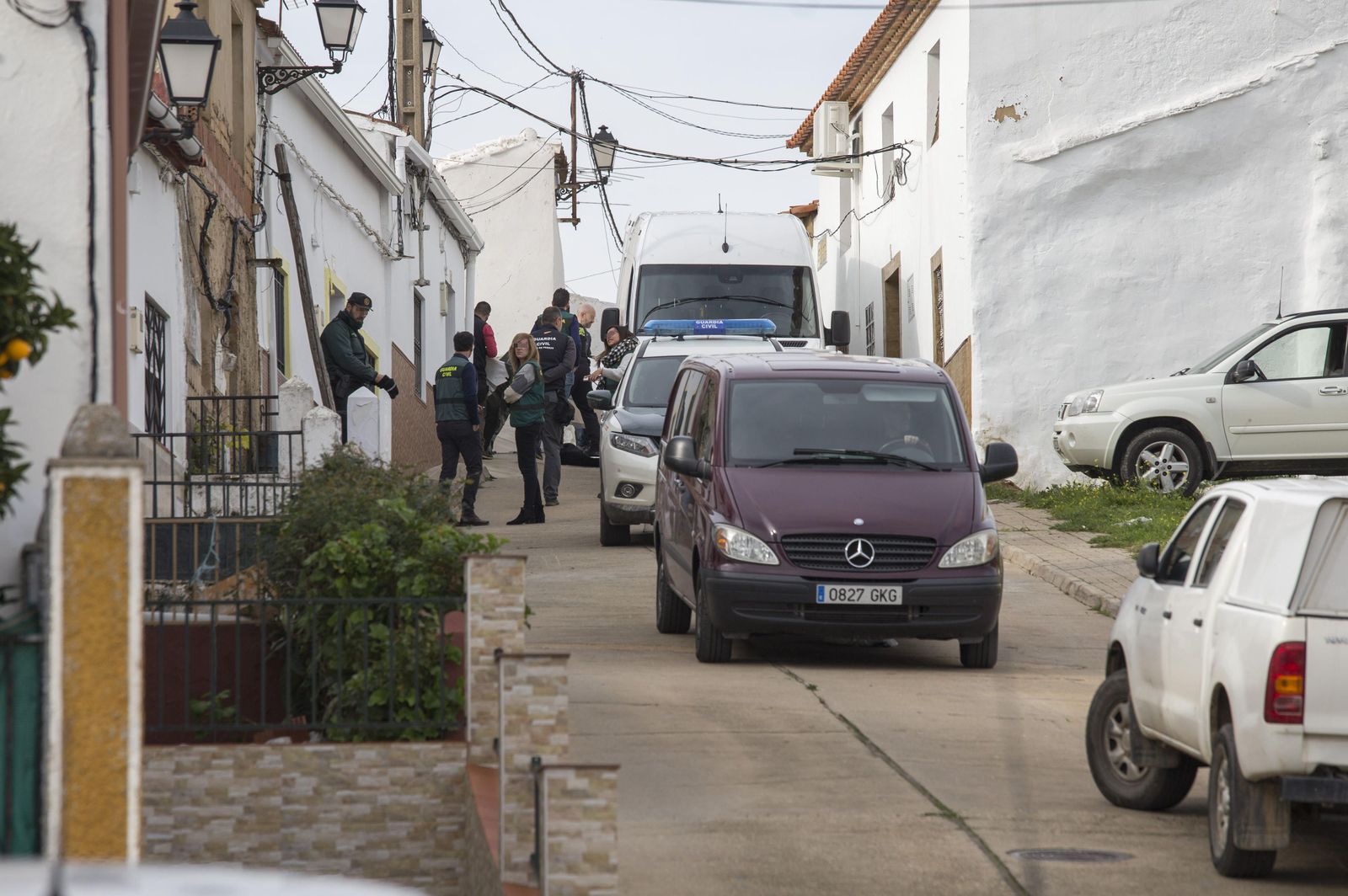 Registro de la Guardia Civil en la calle donde vivía Laura Luelmo en El Campillo