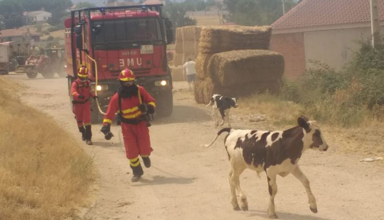 Trabajando en la extinción para salvar vidas y bienes
