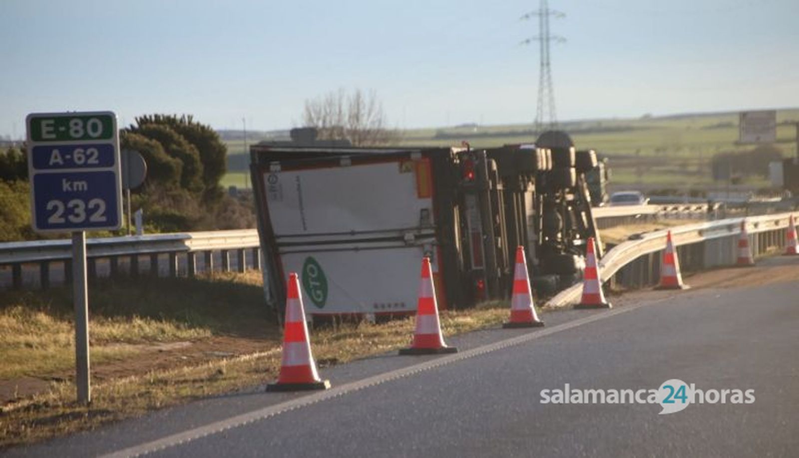 Vuelca un camión en la A-62 a la altura de Castellanos de Moriscos