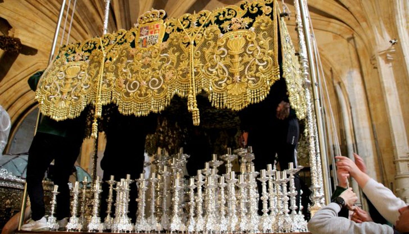 Montaje de los pasos de la Hermandad Dominicana (Virgen de la Esperanza) (1)