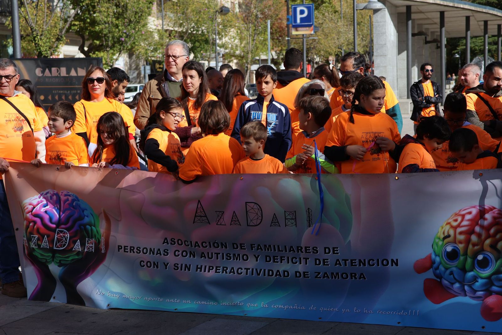 GALERÍA | El centro de Zamora se tiñe de naranja para visibilizar el TDAH