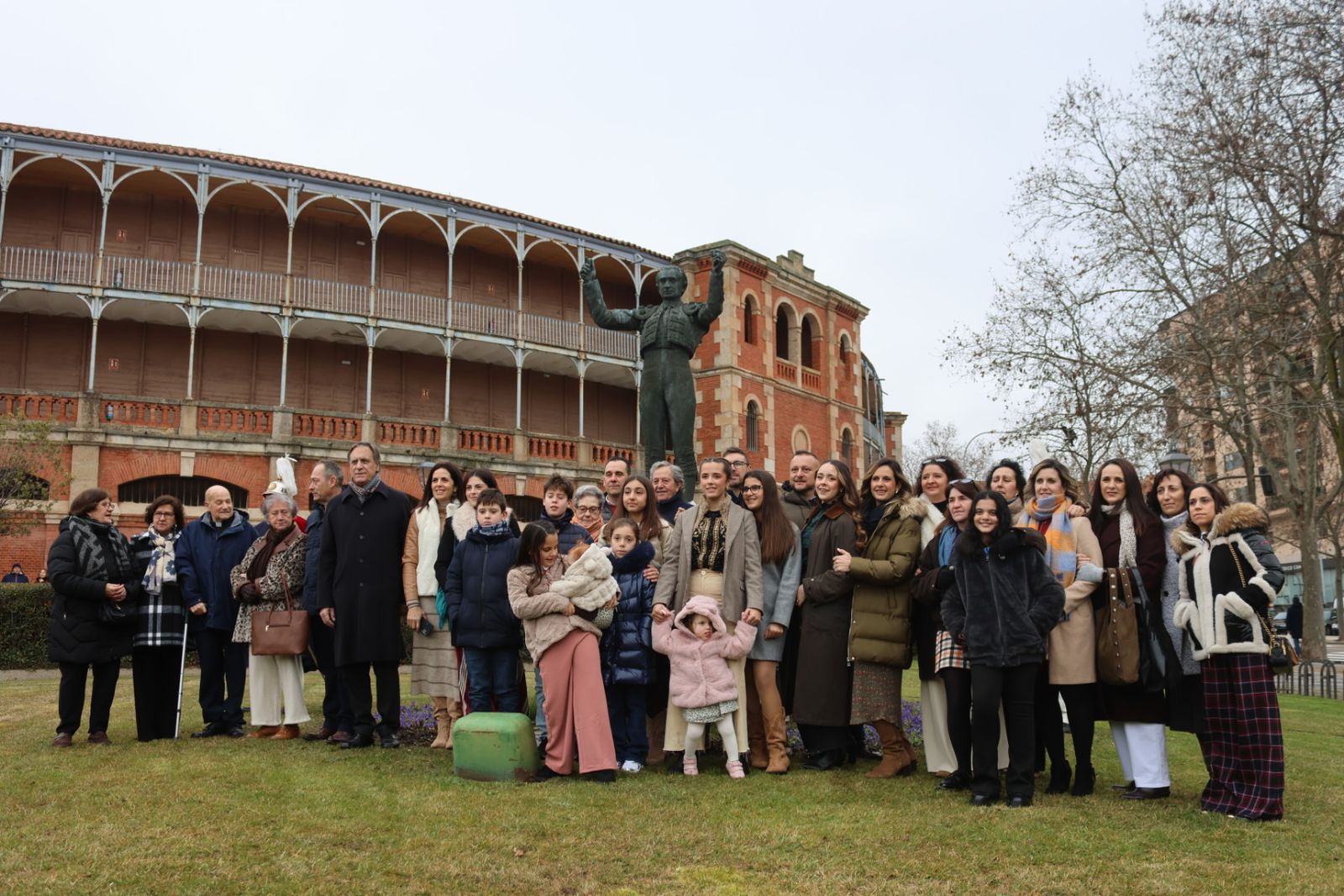 Ofrenda floral a Julio Robles en su estatua