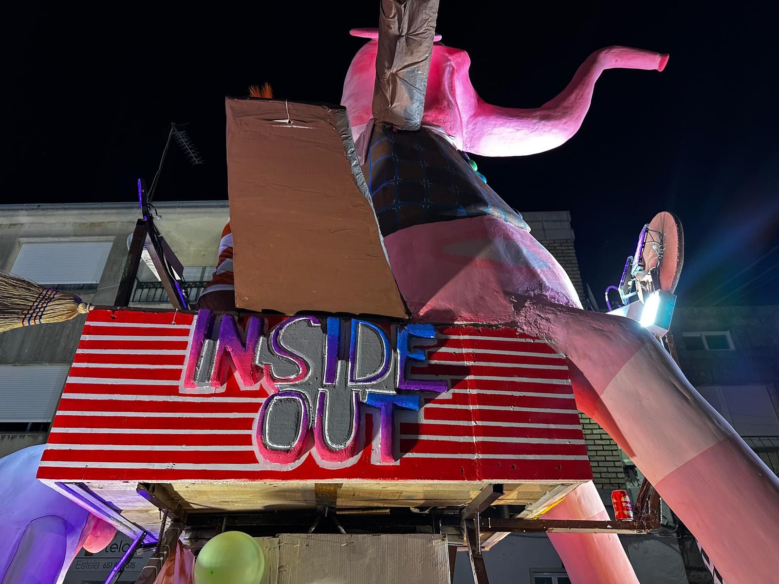 El desfile de carrozas de Aldeadávila vuelve a llenar de luz y color las calles en sus fiestas