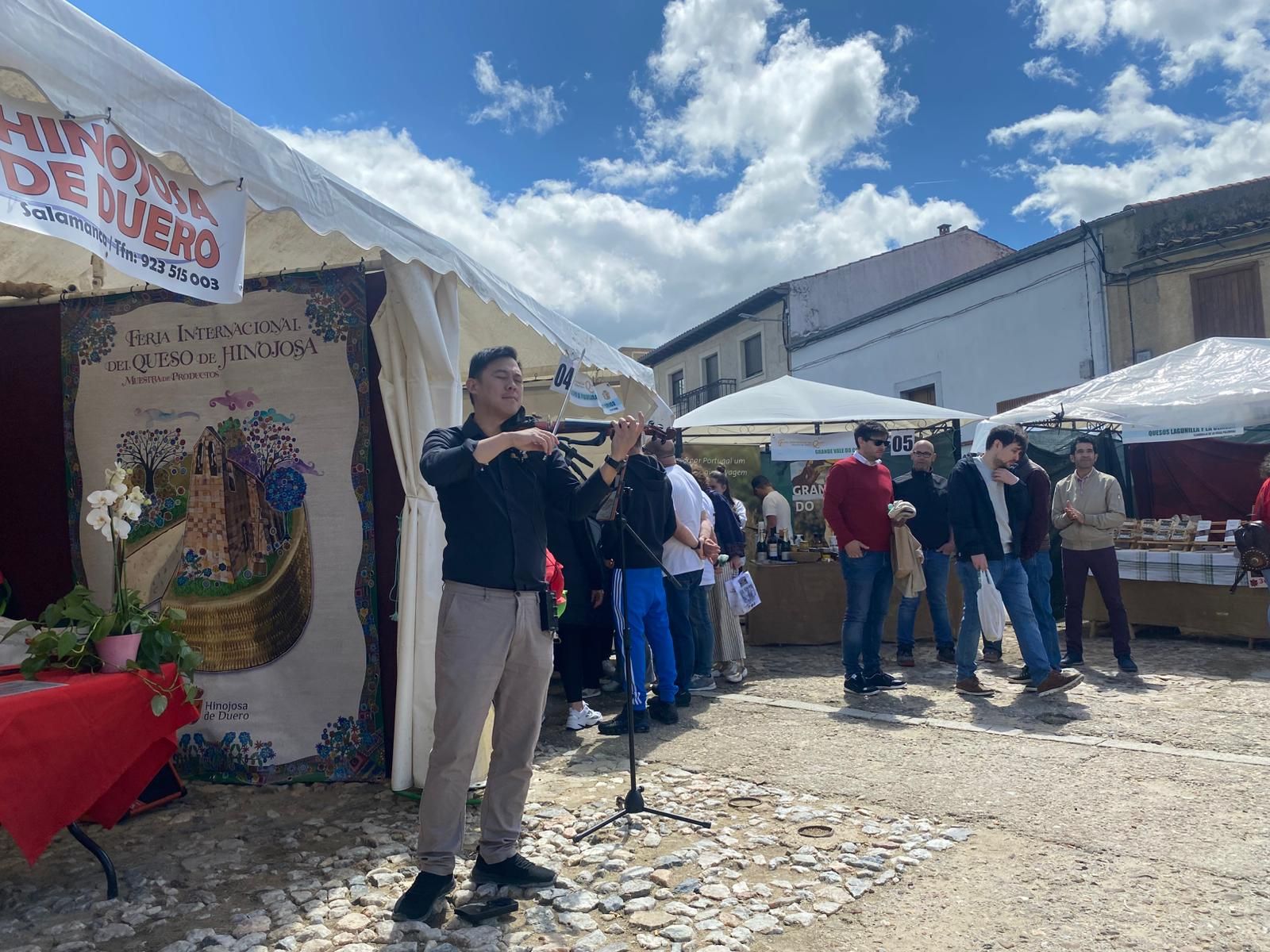 La Feria del Queso de Hinojosa trae sabor tradicional y oficio a Salamanca