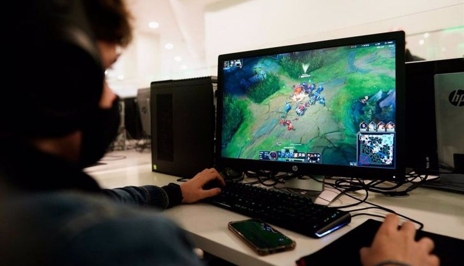 Niños jugando con videojuego. Foto Infosalus