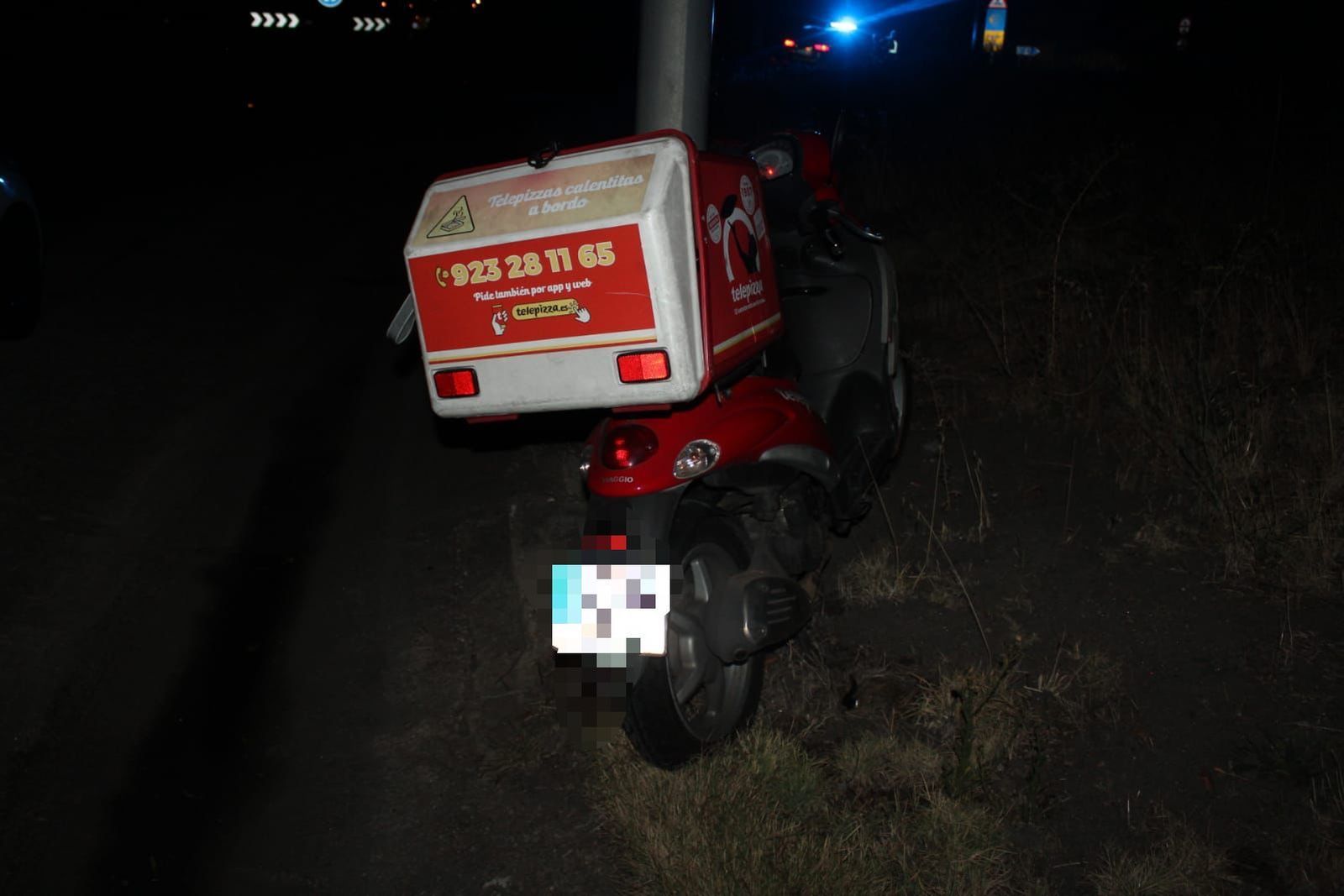 Un motorista de reparto resulta herido tras una colisión en la rotonda del Helmántico