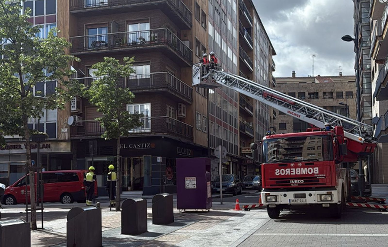Bomberos de Salamanca y Policía Local en la actuación de este martes, 5 de mayo