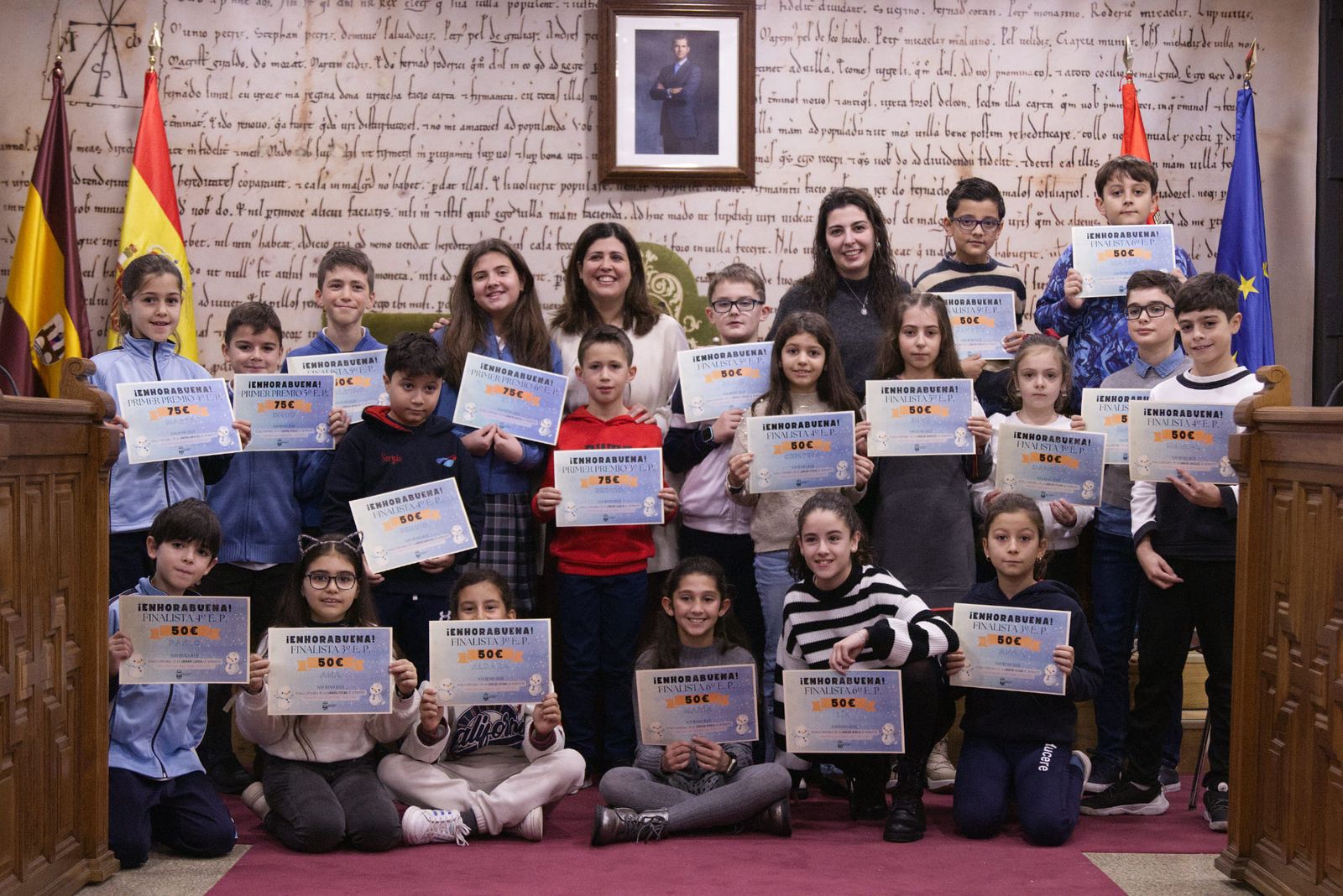 Beatriz Asensio y Mercedes Benítez con todos los alumnos premiados