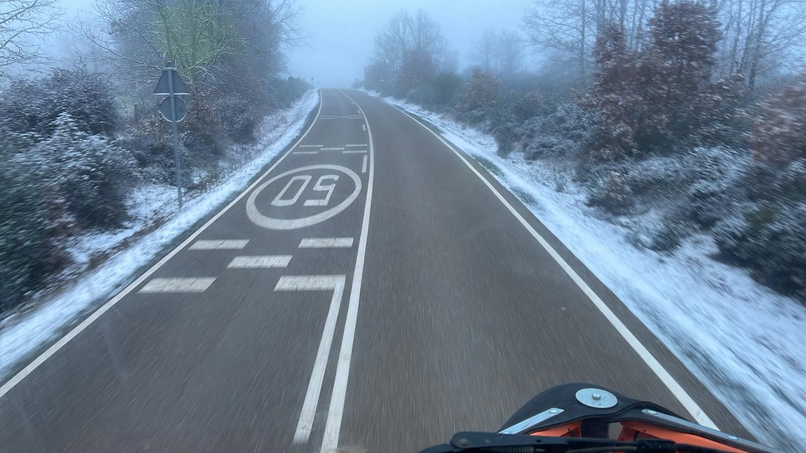 Imagen de los trabajos en una de las carreteras nevadas de la provincia de Zamora