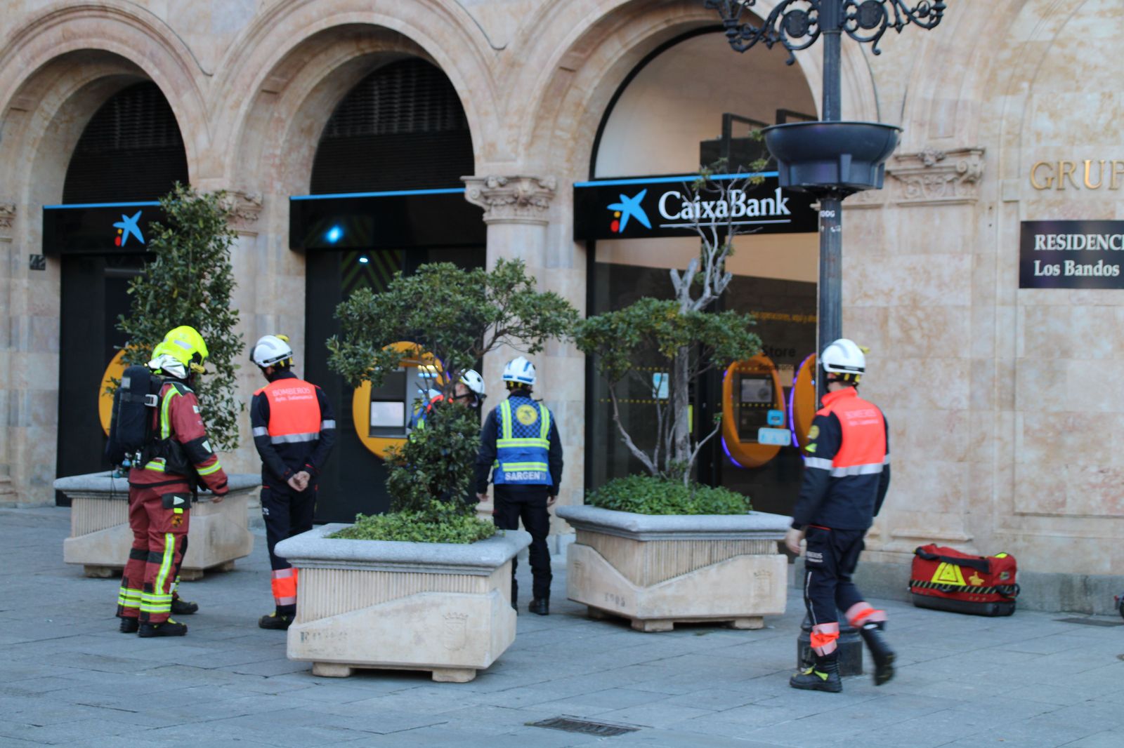 bomberos-y-policia-local-trabajan-en-el-desalojo-de-una-oficina-bancaria-de-caixabank-en-la-calle-zamora-13