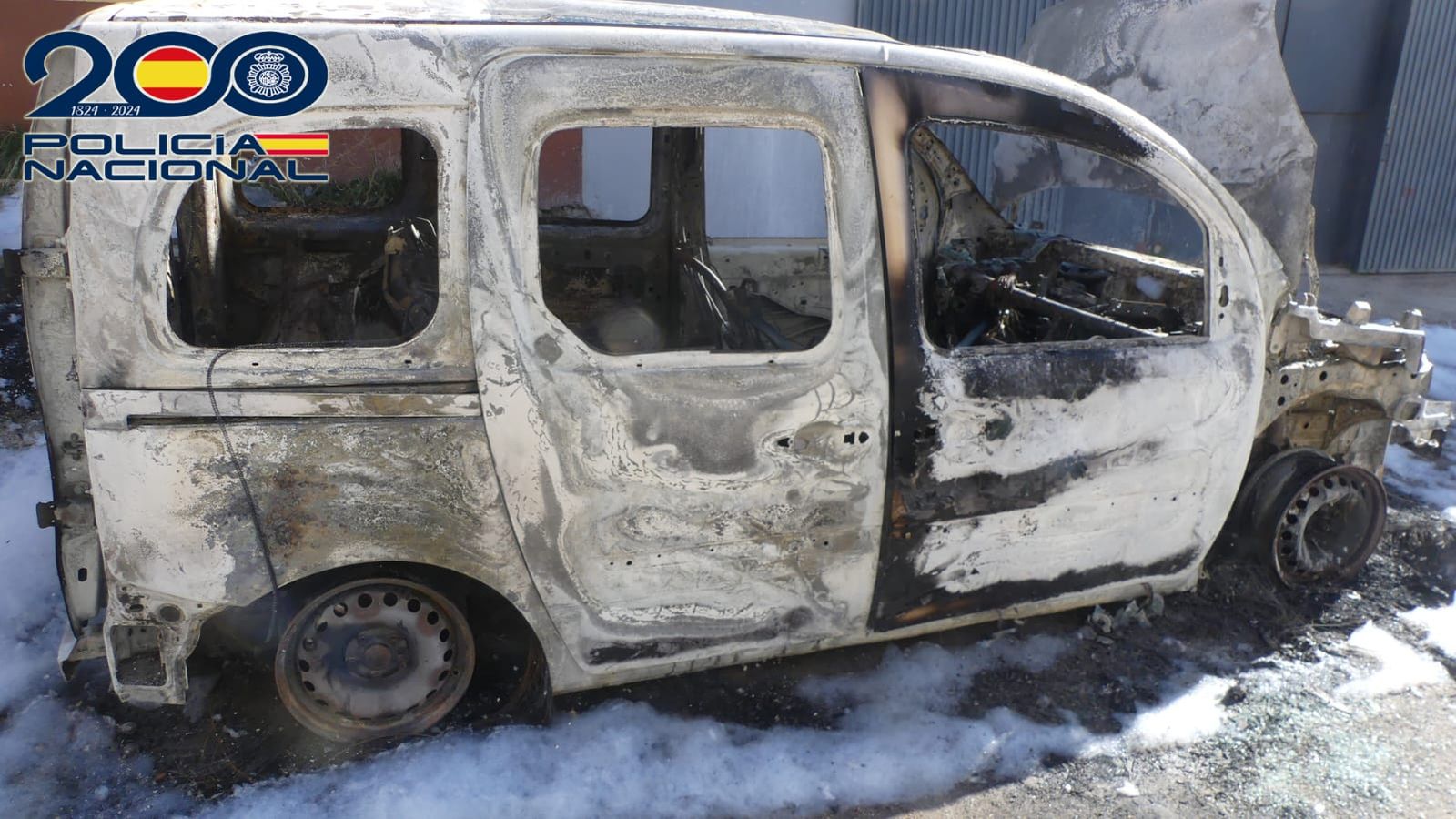 Furgoneta calcinada tras ser incendiada intencionalmente en el mes de febrero. Foto Policía Nacional de Salamanca