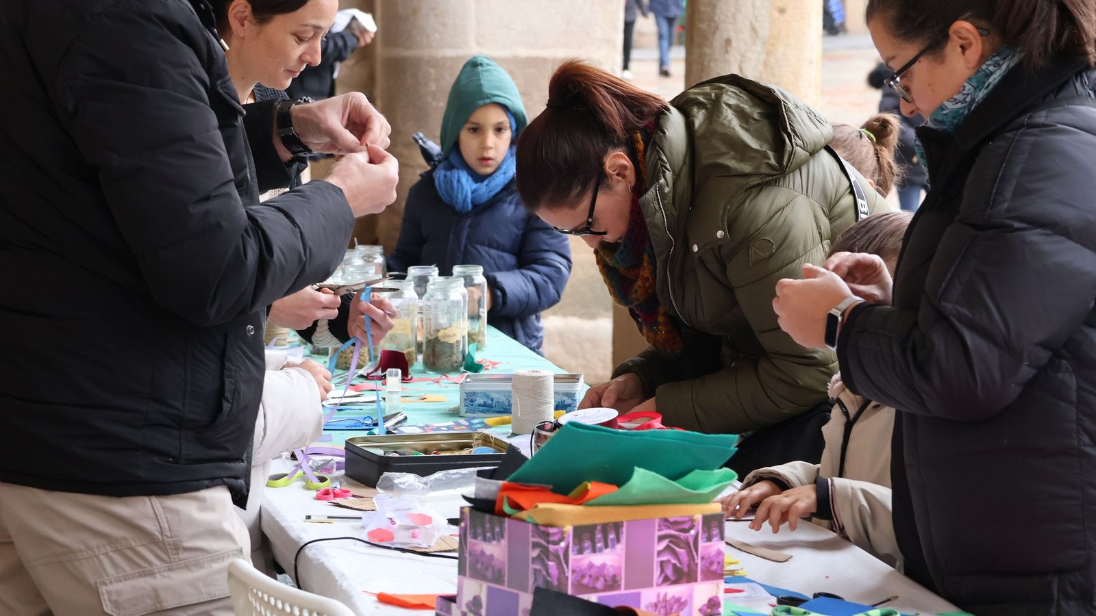 Taller de sacos aromáticos en los soportales de la Policía Local