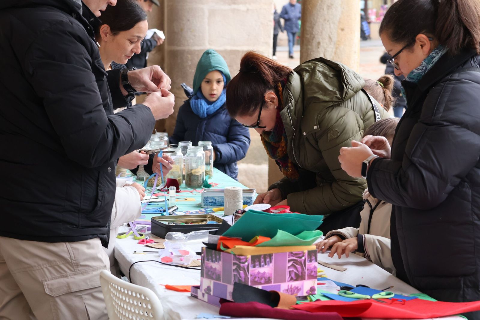 GALERÍA | El mercado de artesanos en la calle Balborraz como escaparate del producto local