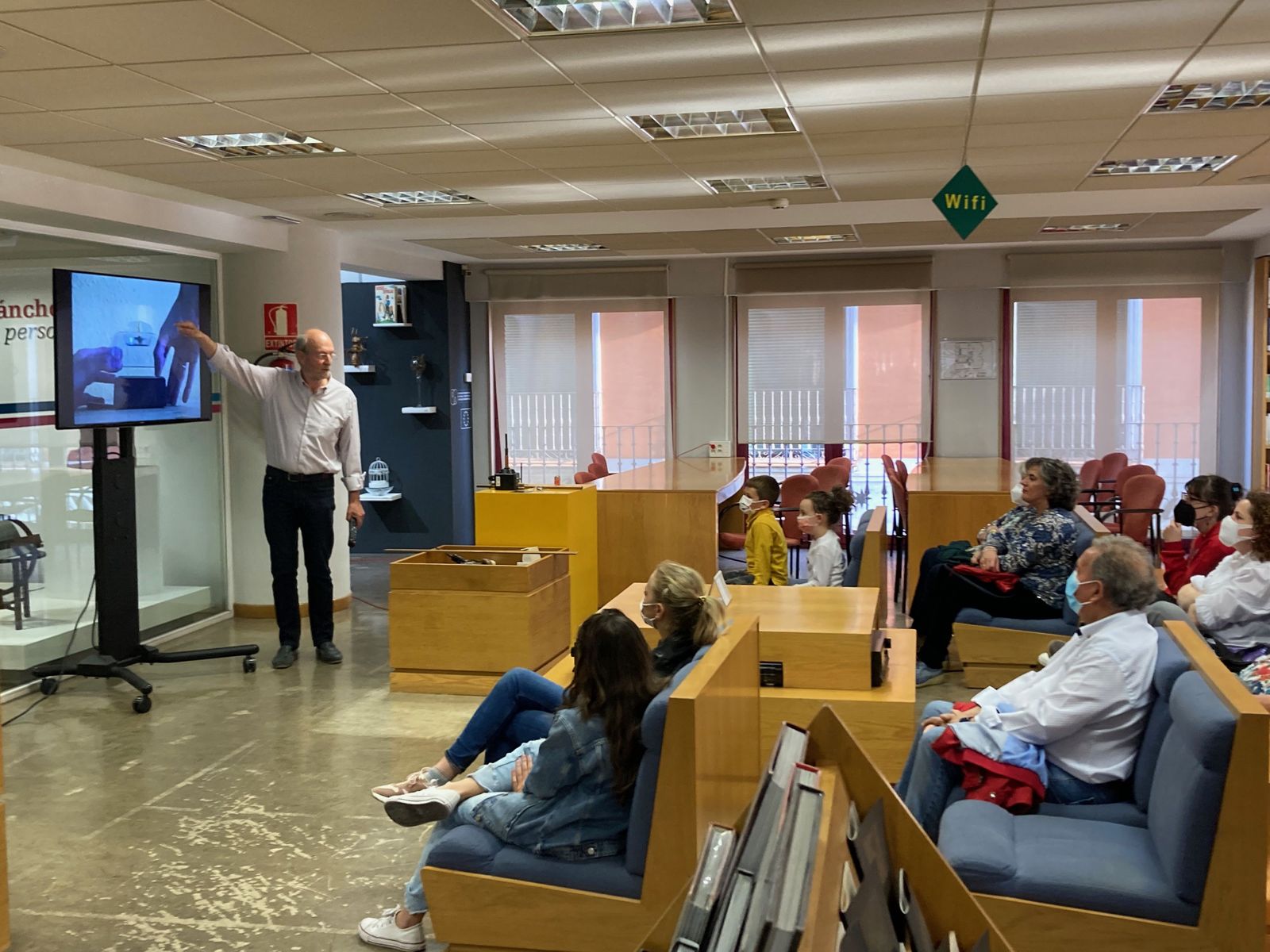 Un momento de la charla impartida en la biblioteca de Peñaranda dentro del programa Provincia universitaria