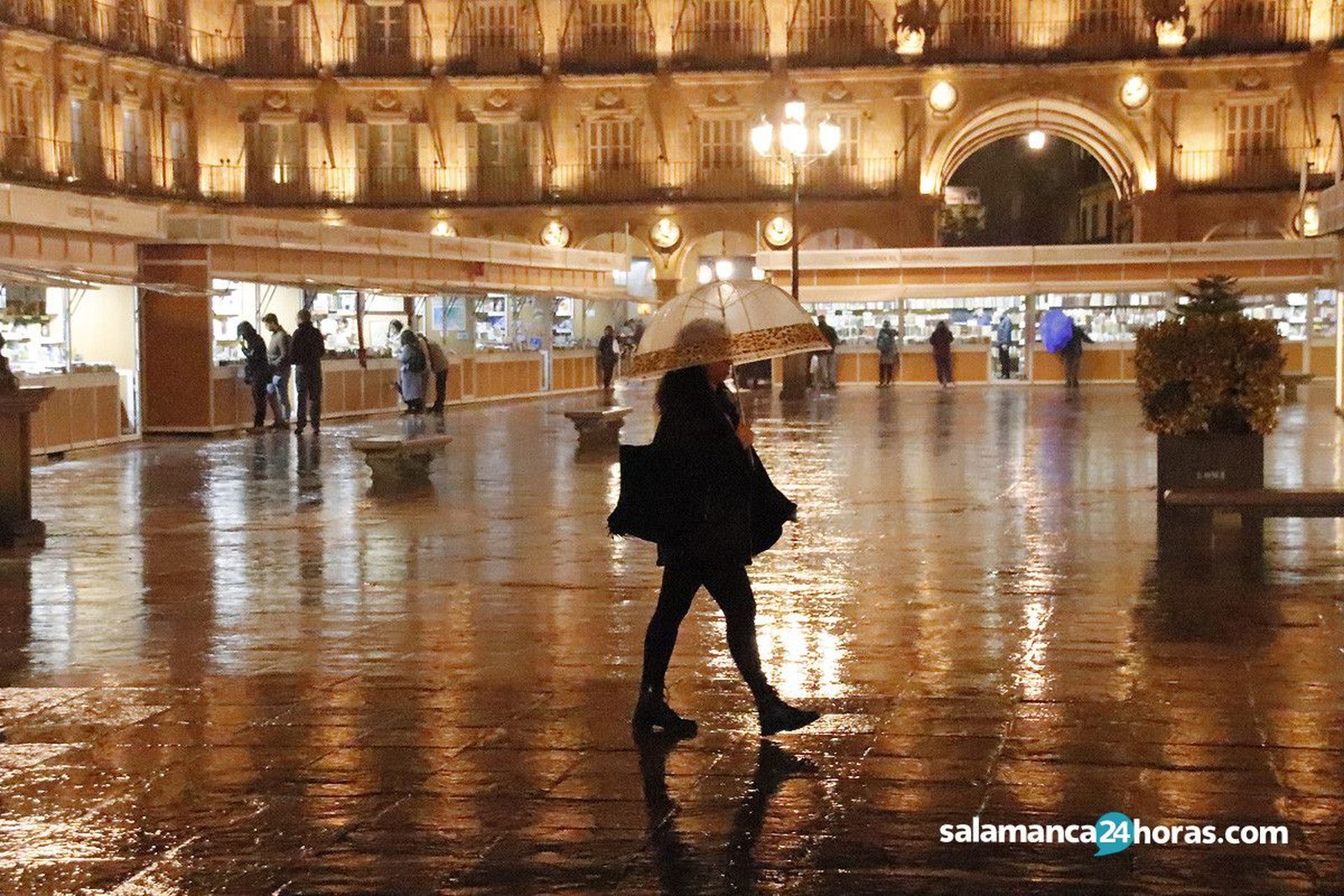 Lluvia paraguas plaza mayor (2)