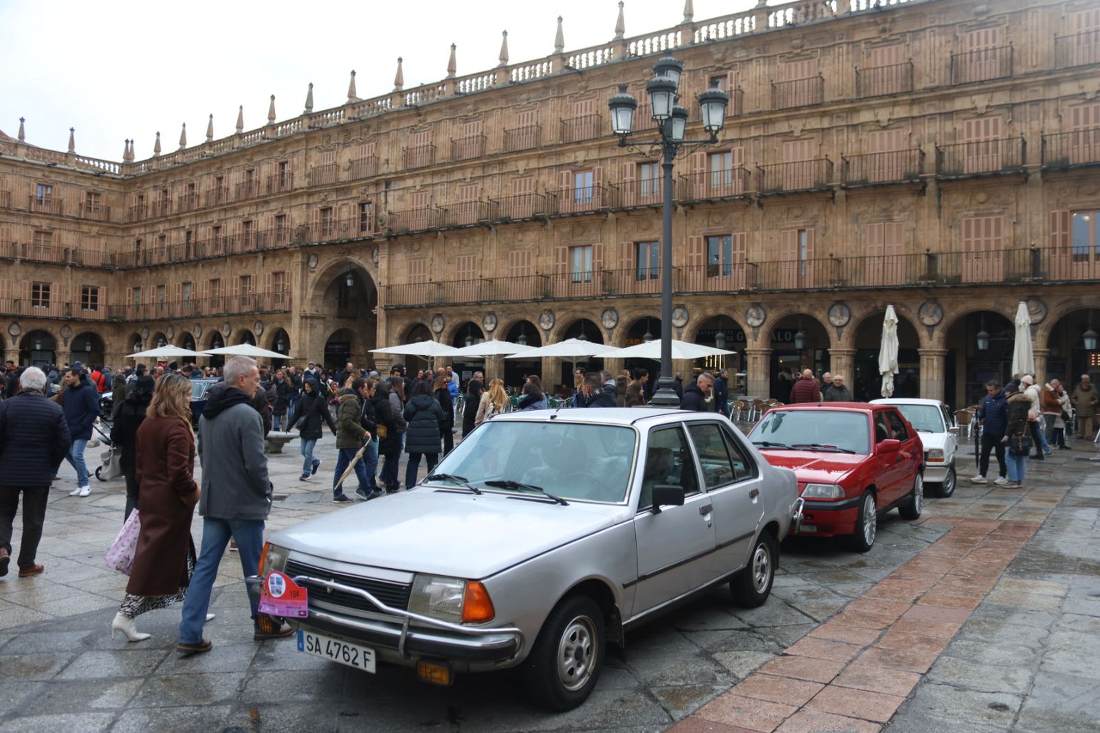 Exposición vehículos Día del Guardia Urbano en la Plaza Mayor de Salamanca