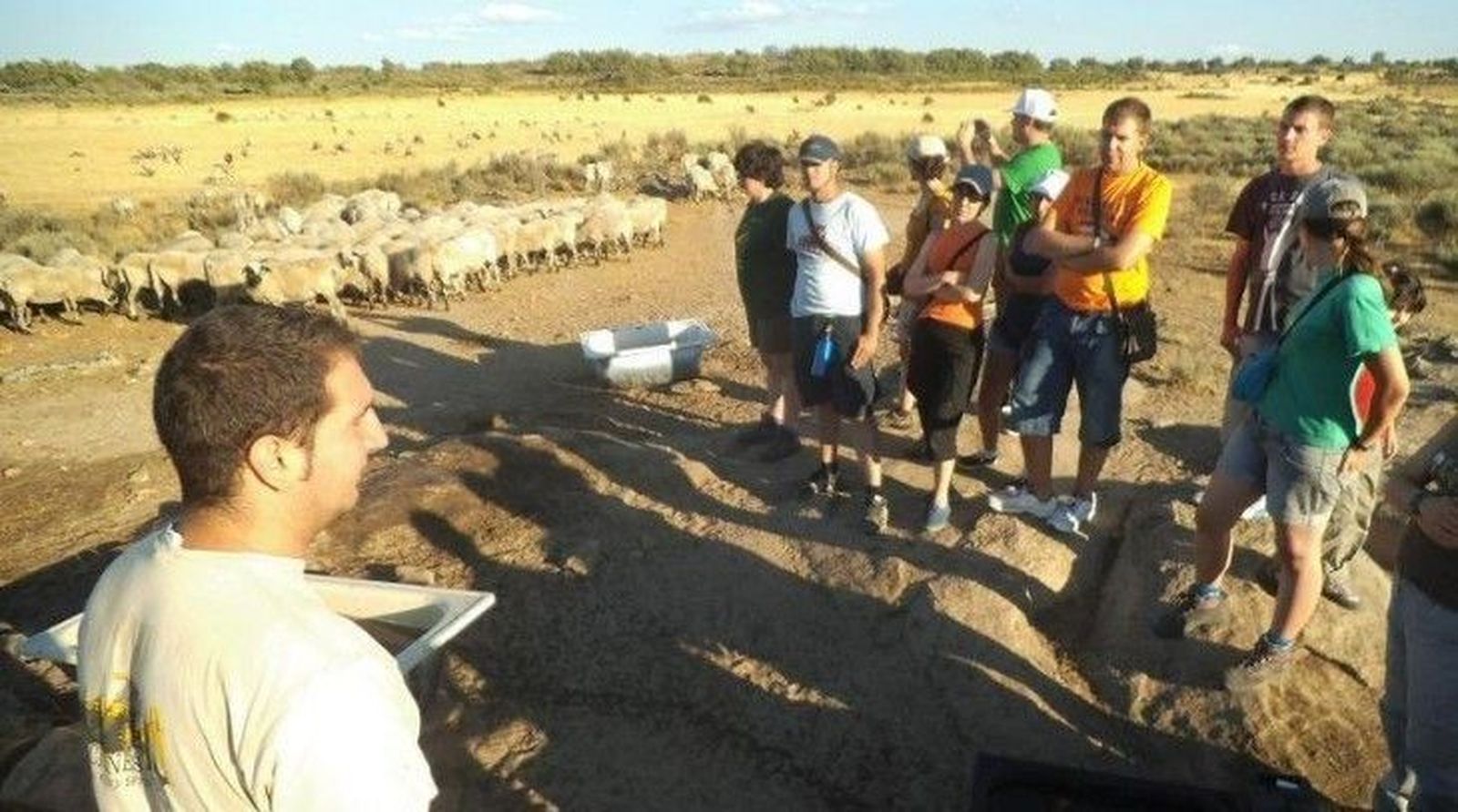 Un grupo de voluntarios reconstruye un horno y una bodega