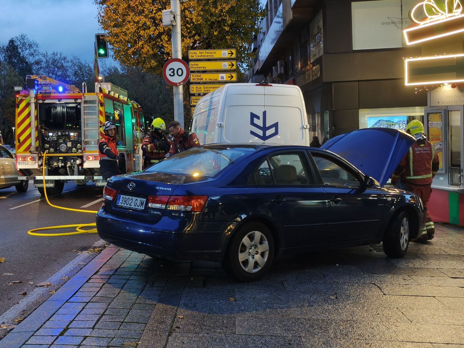 Los bomberos y la Policía Local de Salamanca se movilizan por el humo de un coche junto a la Plaza de España