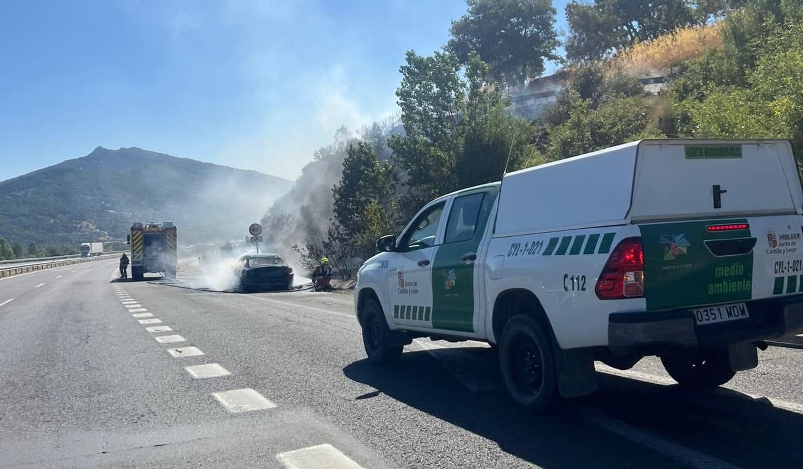 Un coche ardiendo provoca un incendio forestal en Béjar con los bomberos, agentes medio ambientales y la Guardia Civil de Salamanca