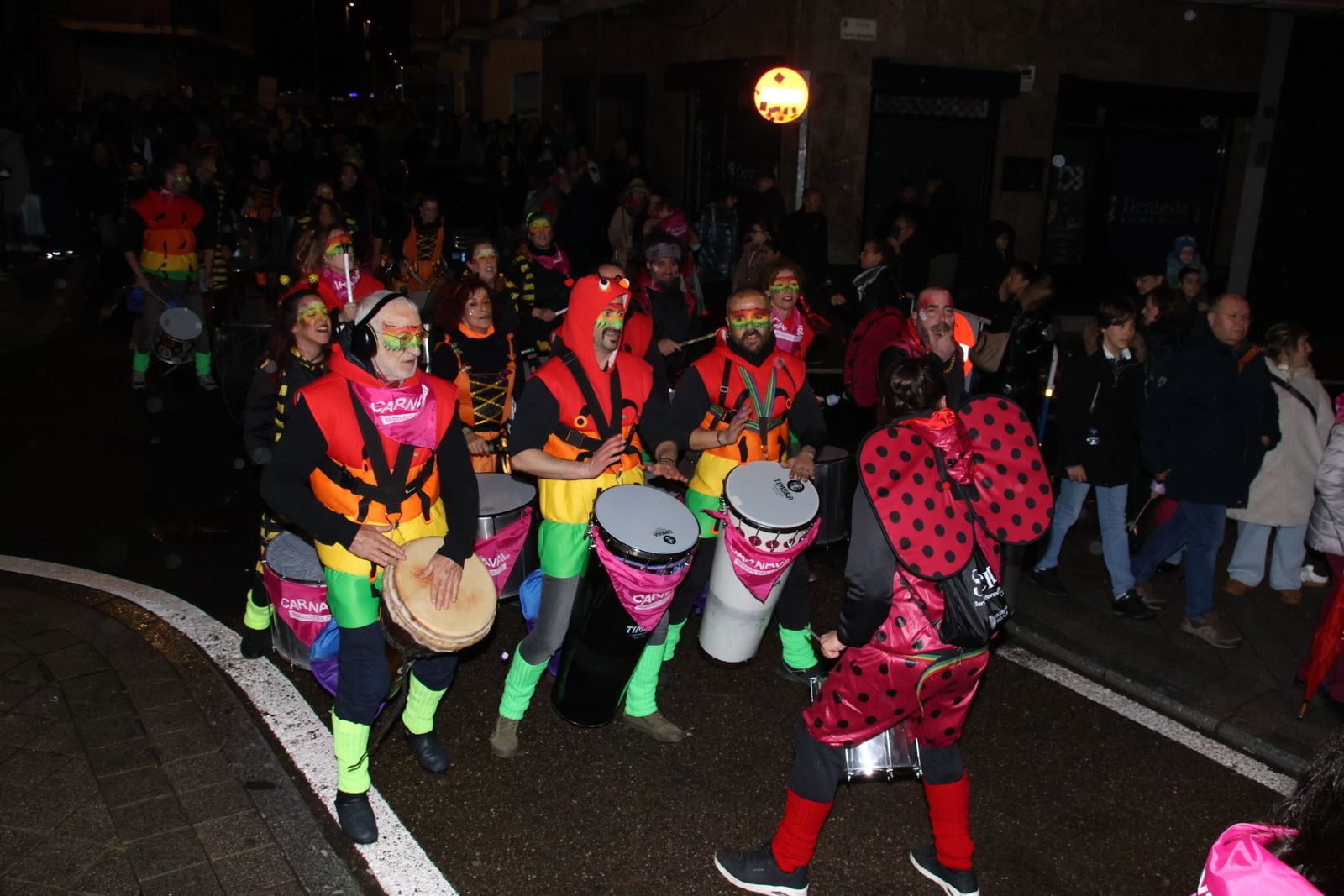 Desfile de disfraces con pasacalles a cargo de Blocco Charr