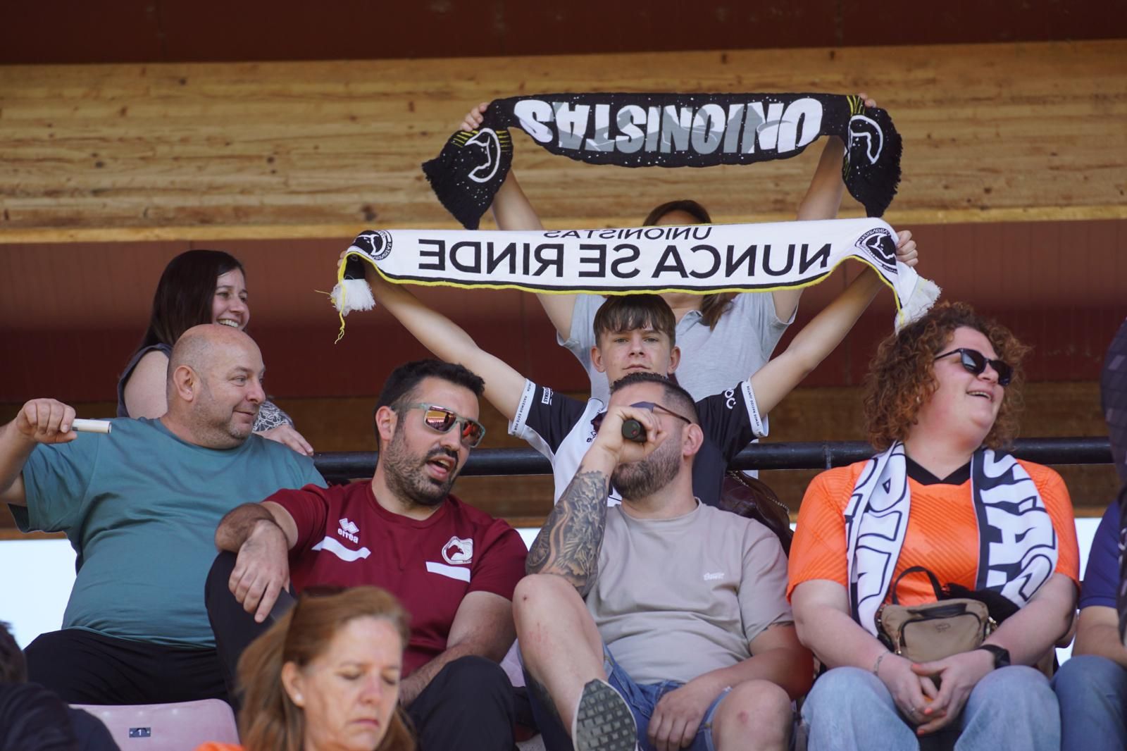 Gran ambiente en la grada para ver el partido entre Zamora - Unionistas en el Estadio Ruta de la Plata