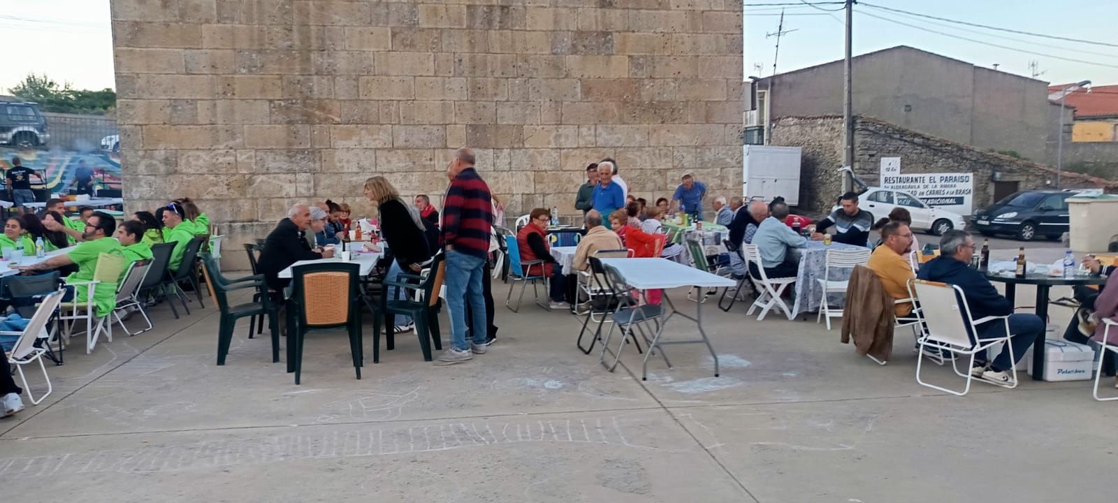Los vecinos de Pereña de la Ribera se van de cena popular