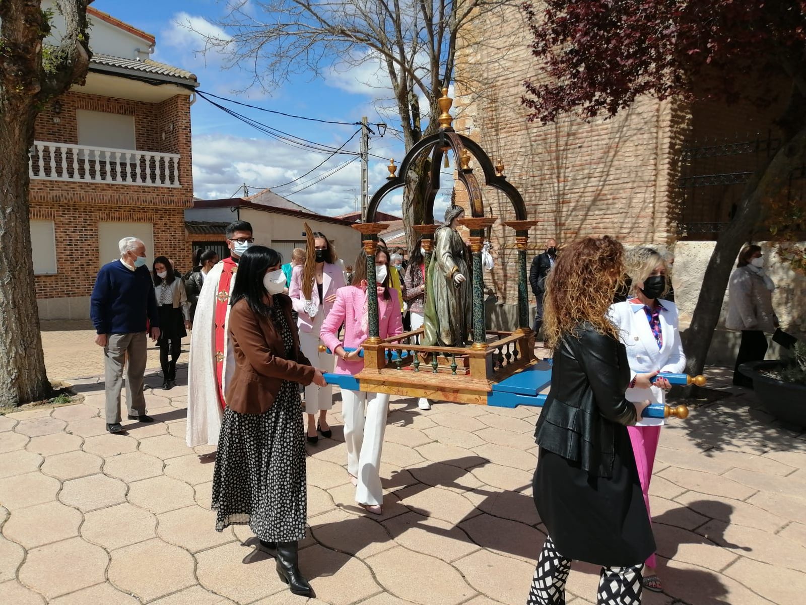 Las cofradas durante la procesión en Villalba
