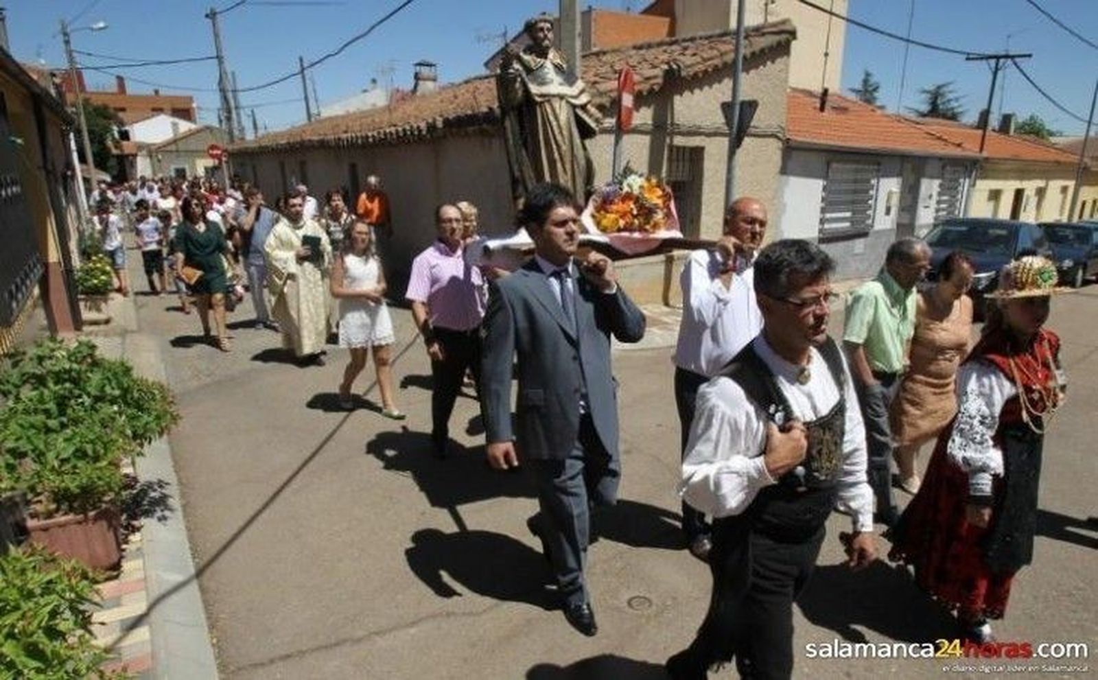 La misa y procesión en honor a Santo Domingo abren las fiestas