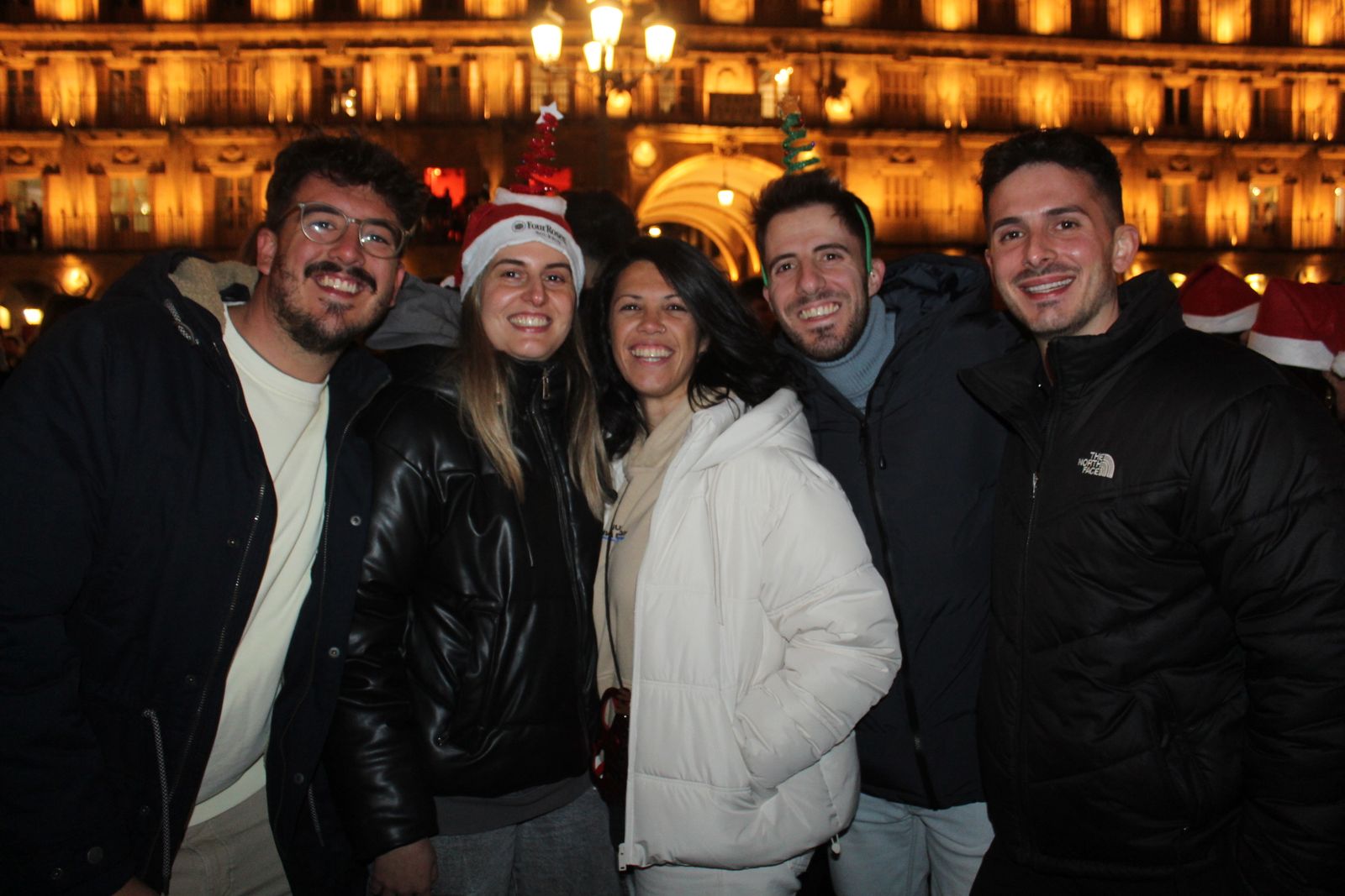 Miles de personas disfrutan de las campanadas y la fiesta del Fin de Año Universitario