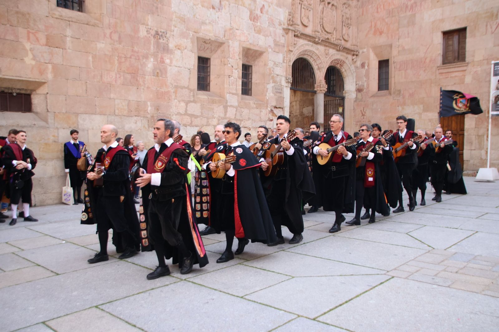 Tunas de toda España cantan al son de la historia por las calles de Salamanca