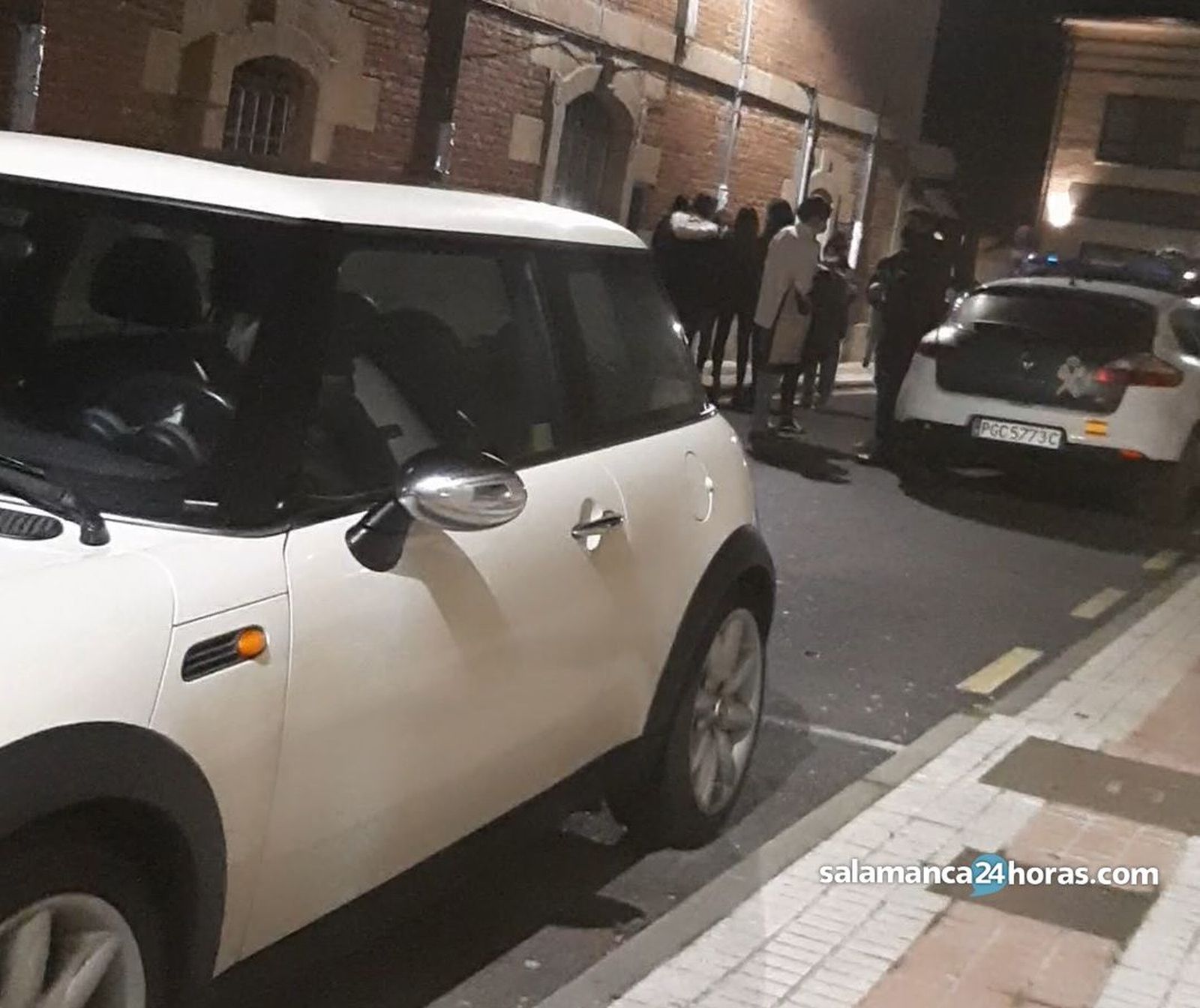 Imagen de los jóvenes una vez desalojada la fiesta