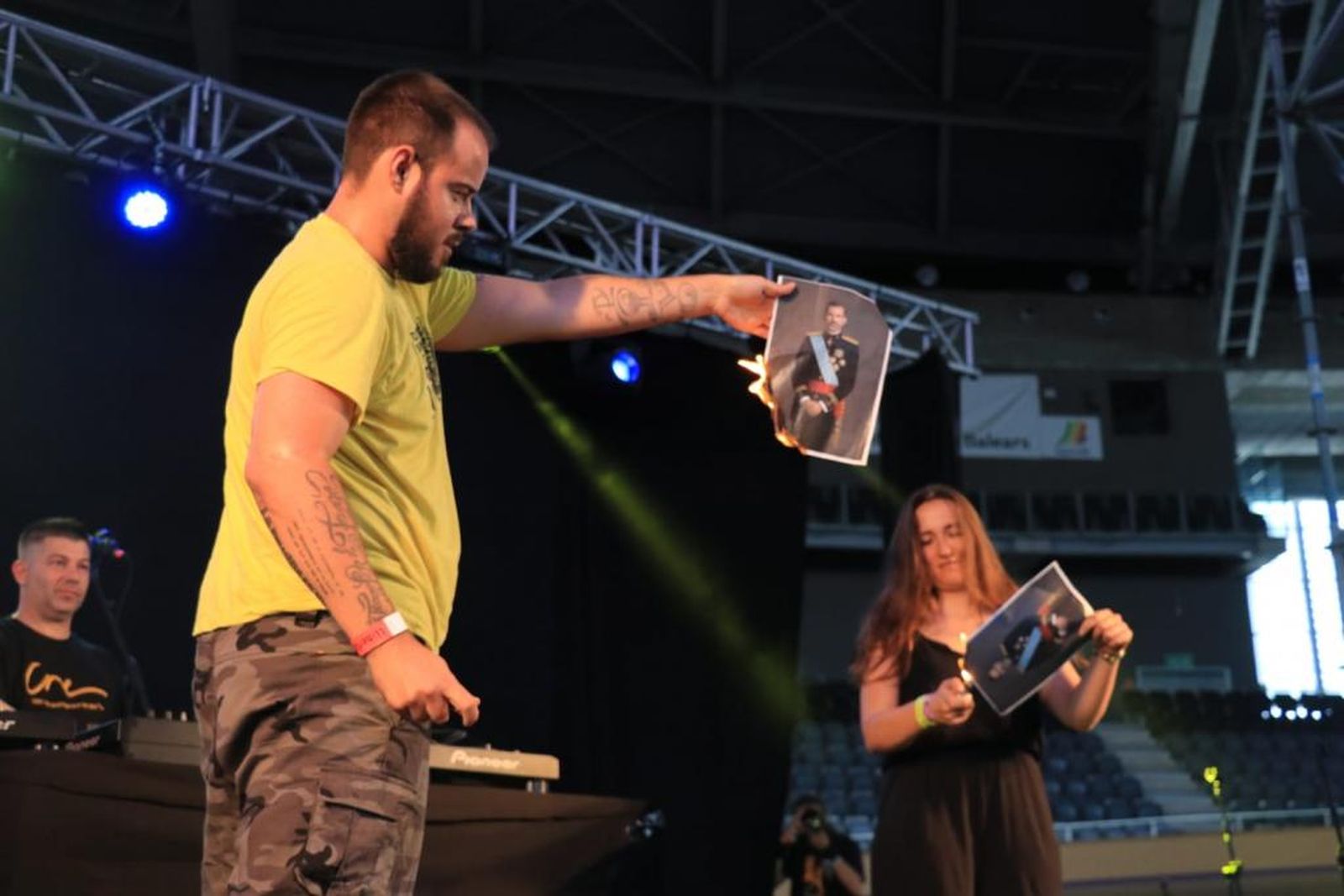 Pablo Hasel quema una fotografía del rey Felipe VI en un concierto. Foto: LA ÚLTIMA HORA