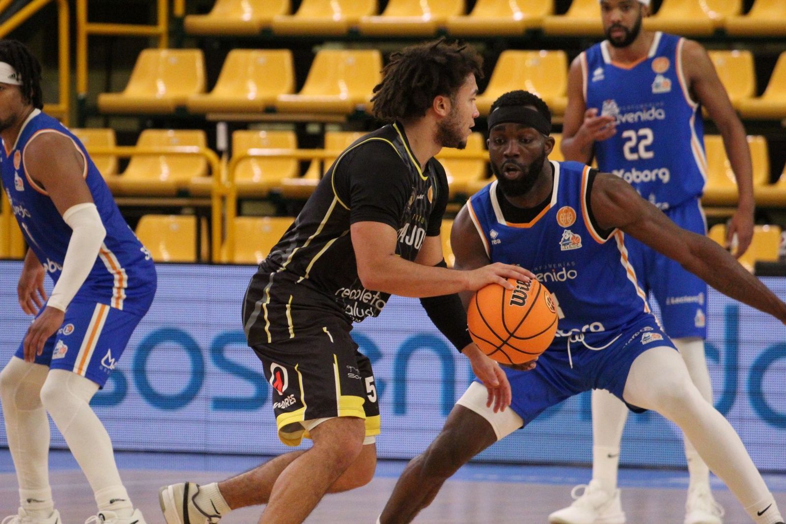 Imagen de un derbi entre Perfumerías Avenida y Atlético Carbajosa